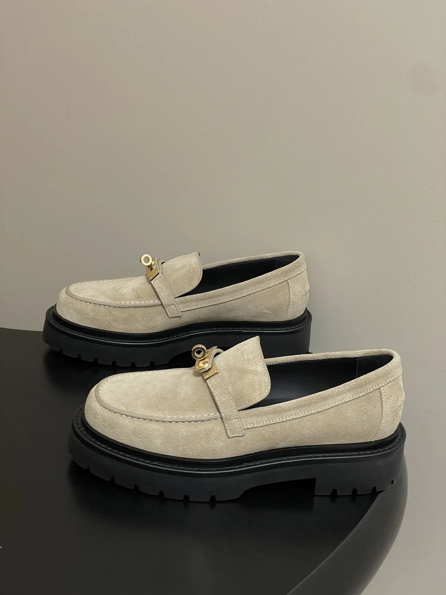 p400-顶级品质 Hermes 爱马仕🐎 H家Icone乐福鞋系列 经典Kelly扣厚底乐福鞋老钱风麂皮绒面增高小皮鞋 小牛皮和反绒牛皮乐福鞋，搭配功能性Kelly鞋扣和轻盈凹槽鞋底。打造时尚都市造型。 鞋面：定制小牛皮/牛反绒 内里垫脚：羊皮 鞋底：真皮沿条/组合橡胶大底 码数：35-39（40.41.42定做不退换）