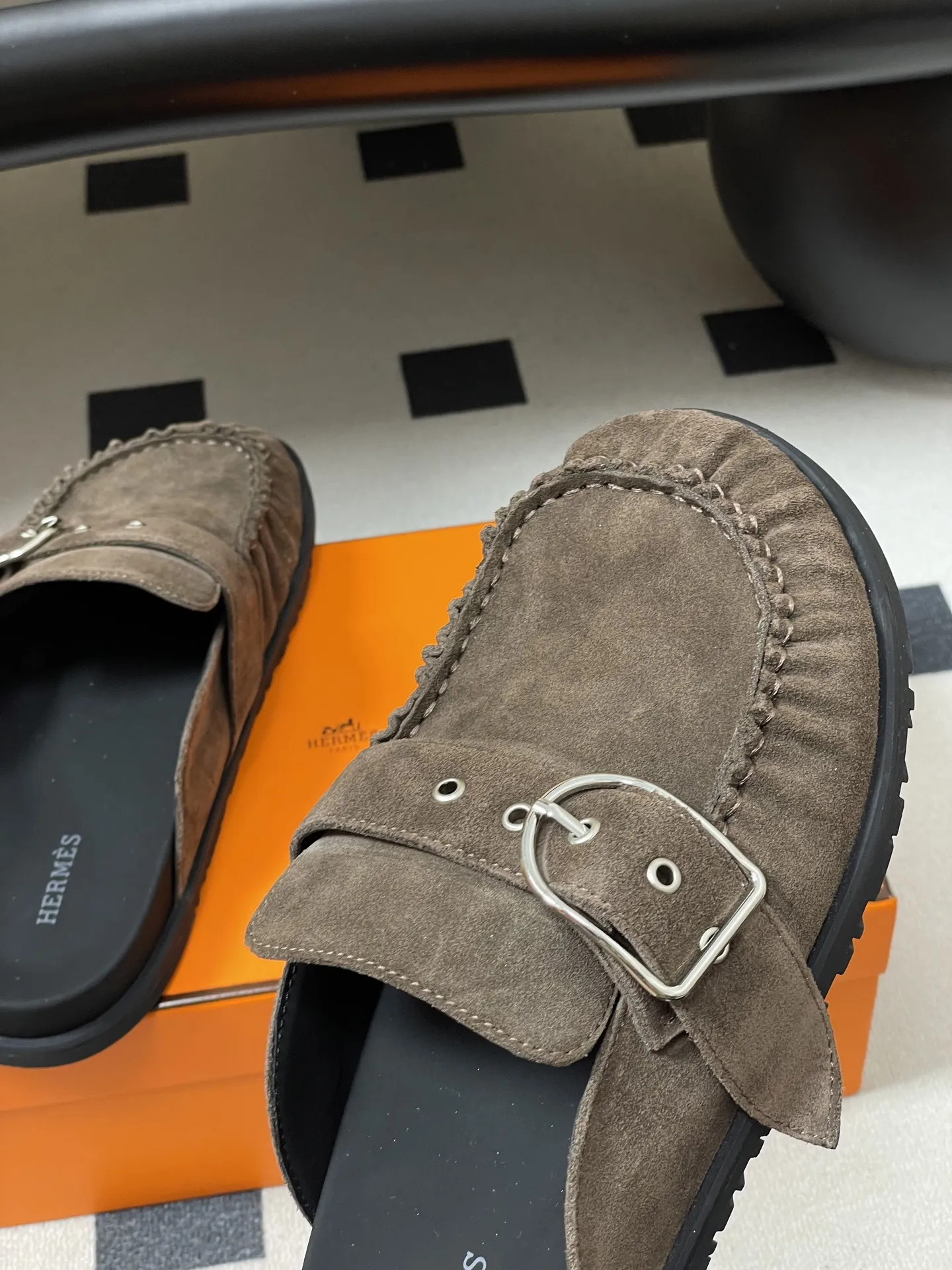 p240-男码➕10 Hermes 爱马仕🐎 H家 Key穆勒鞋系列勃肯鞋经典款二舅拖鞋搭扣包头半拖鞋情侣款休闲懒人穆勒鞋勃肯厚底凉拖鞋 这双鞋子融合了奢华、休闲与时尚等多种风格元素。爱马仕的品牌加持赋予了它高端奢华的气质，而穆勒鞋型和羊皮内衬又让它兼具休闲舒适的特质，金属扣装饰细节则为其增添了时尚感，使其在众多鞋款中脱颖而出。 鞋面：高丝光牛猄皮 内里垫脚：羊皮 鞋底：原版开模TPU防滑大底 码数：女35-39（40.41定做不退换） 男39-44（38.45.46定做不退换）