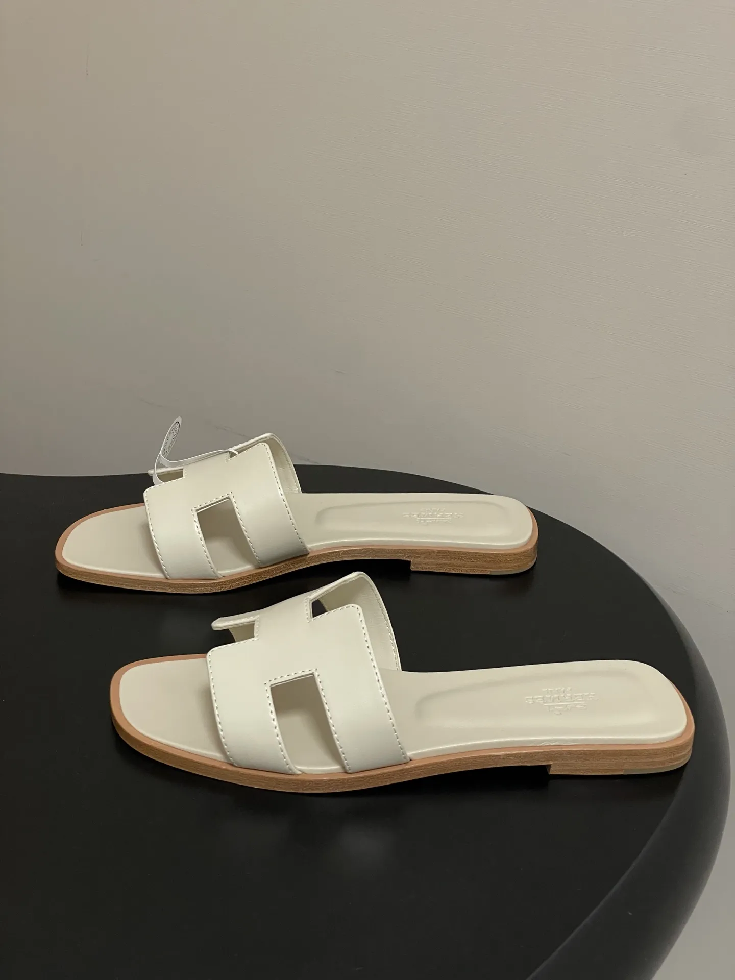 p280-顶级品质(配高档飞机盒✈️/丝巾) Hermes 爱马仕🐎 H家Oran万年经典款‘H’拖鞋 经典百搭的H拖鞋 🆕最新配色 经典“H”型鞋面。打造时尚造型,可谓夏日良伴。时尚又百搭 超级舒服 每个细节都做到极致。设计简约流畅,打造时尚柔美的晚装造型。 鞋面:定制小牛皮 内里垫脚:小羊皮 鞋底:意大利A级双层真皮大底 码数:35-39(34.40.41.42.43定做不退换)