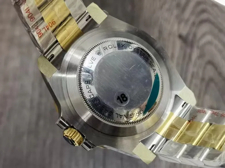 JVS Factory ‼️‼️‼️43mm单黄小鬼王 劳力士单红小鬼王间金单黄小鬼王强势来袭!面盘6点位的SWISS MADE字样中间增加皇冠标志,陶瓷圈口釆用铂金刻度与黄金刻度,原装一样的工艺,PVD真空纳米电镀技术耐用不易掉色,超神之作SEA红海使最强 表壳内外做工更细致,内影刻字与字体更加细腻,更加立体,表扣内侧细节处理更整洁细腻,搭载3235一体机芯,防水300米!请认准出货均配JVS专用包装袋!