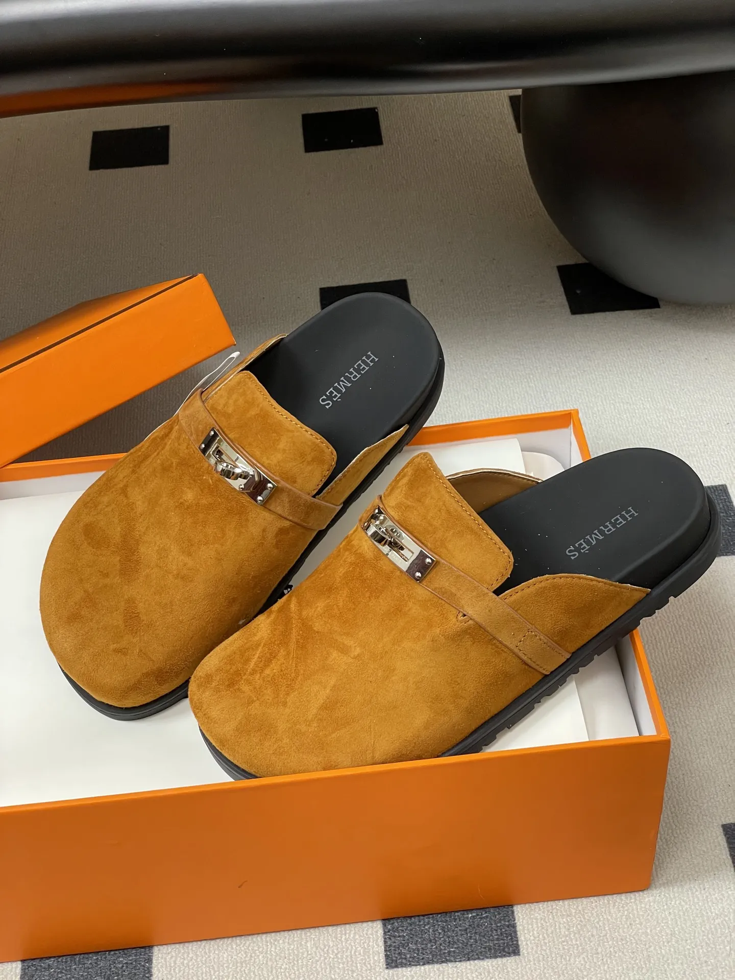 p240-男码➕10 Hermes 爱马仕🐎 H家 Kelly扣穆勒鞋系列勃肯鞋经典款二舅拖鞋包头半拖鞋情侣款休闲懒人穆勒鞋勃肯厚底凉拖鞋 这双鞋子融合了奢华、休闲与时尚等多种风格元素。爱马仕的品牌加持赋予了它高端奢华的气质，而穆勒鞋型和羊皮内衬又让它兼具休闲舒适的特质，金属扣装饰细节则为其增添了时尚感，使其在众多鞋款中脱颖而出。 鞋面：高丝光牛猄皮 内里垫脚：羊皮 鞋底：原版开模TPU防滑大底 码数：女35-39（40.41定做不退换） 男39-44（38.45.46定做不退换）