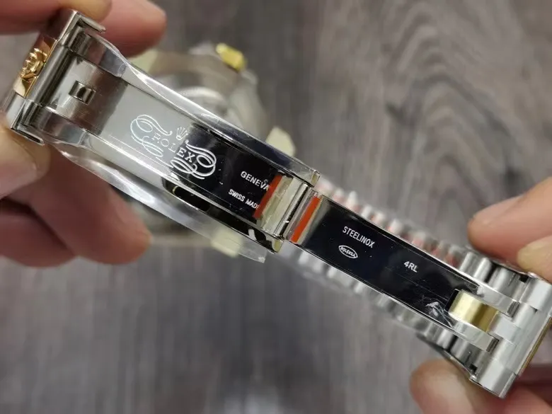 JVS Factory ‼️‼️‼️43mm单黄小鬼王 劳力士单红小鬼王间金单黄小鬼王强势来袭！面盘6点位的SWISS MADE字样中间增加皇冠标志，陶瓷圈口釆用铂金刻度与黄金刻度，原装一样的工艺，PVD真空纳米电镀技术耐用不易掉色，超神之作SEA红海使最强 表壳内外做工更细致，内影刻字与字体更加细腻，更加立体，表扣内侧细节处理更整洁细腻，搭载3235一体机芯，防水300米！请认准出货均配JVS专用包装袋！