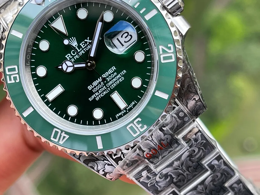 玩到极致是一种什么样的体验?劳力士经典水鬼与手工雕金工艺相结合,多少玩家梦寐以求的手表纹身,今天!它来了。整表采用904L精钢材质,搭载V13 3135机芯,持续动能72小时。蓝宝石镜面加(翠绿 亮黑)陶瓷圈点缀白金刻度。所有配件可原厂互换。整表手工雕刻唐草为主的精美图案,精致立体,鬼斧神工。产量极少