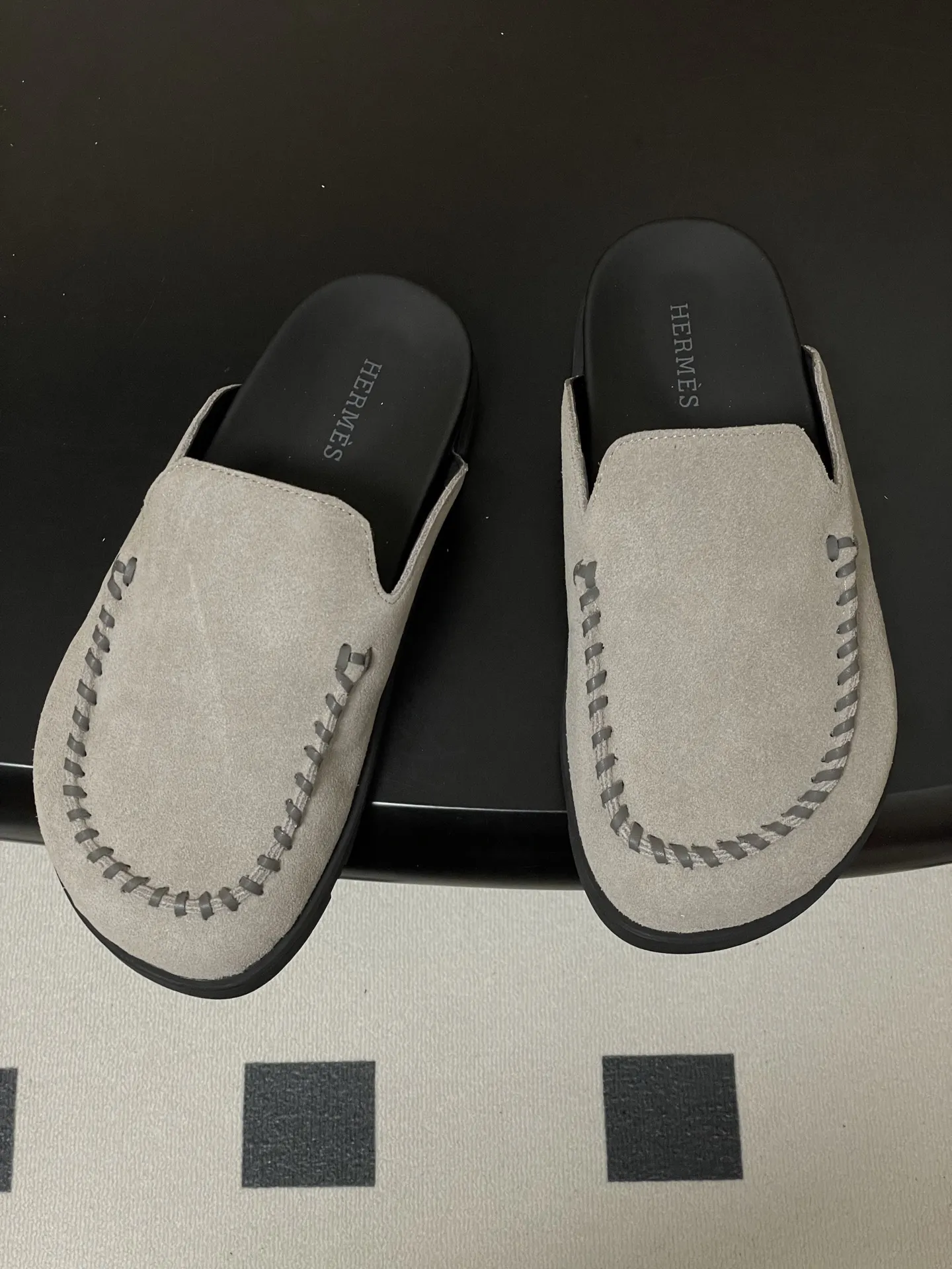 p240-男码➕10 Hermes 爱马仕🐎 H家 Johan穆勒鞋系列勃肯鞋经典款二舅拖鞋包头半拖鞋情侣款休闲懒人穆勒鞋勃肯厚底凉拖鞋 这双鞋子融合了奢华、休闲与时尚等多种风格元素。爱马仕的品牌加持赋予了它高端奢华的气质，而穆勒鞋型和羊皮内衬又让它兼具休闲舒适的特质，金属扣装饰细节则为其增添了时尚感，使其在众多鞋款中脱颖而出。 鞋面：高丝光牛猄皮 内里垫脚：羊皮 鞋底：原版开模TPU防滑大底 码数：女35-39（40.41定做不退换） 男39-44（38.45.46定做不退换）