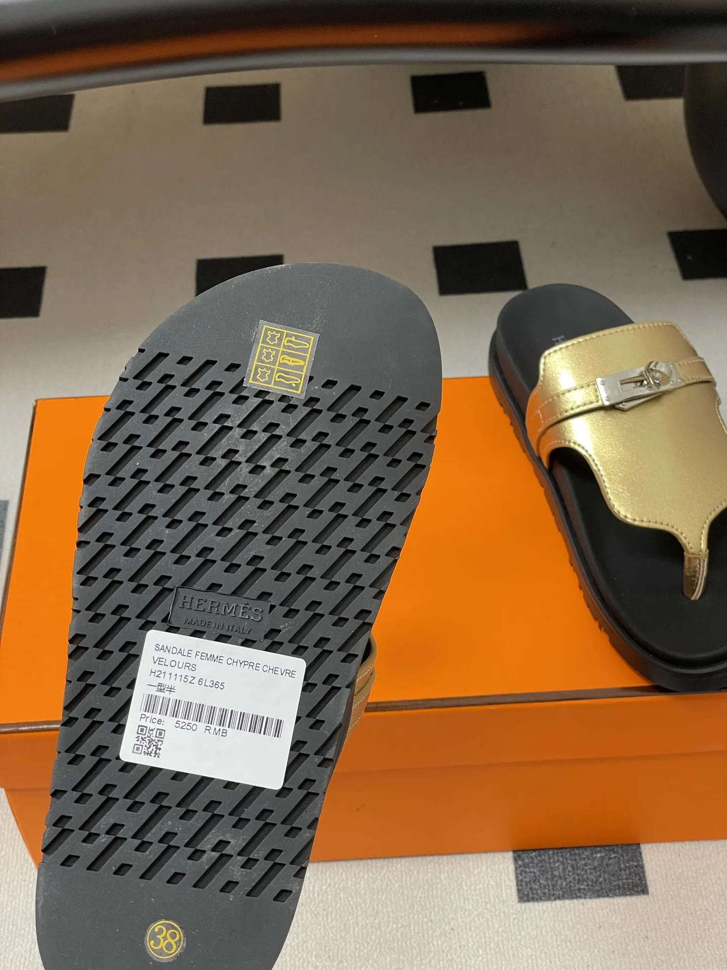 p250-男码➕10 Hermes 爱马仕🐎 H家 Empire凉拖鞋 Kelly扣经典款二舅拖鞋夹脚人字拖平底二舅凉拖鞋情侣款休闲懒人鞋🆕新配色 麂皮牛皮机能凉鞋,搭配人体工学鞋底和经典Kelly鞋扣。 设计简约流畅,打造舒适休闲造型。 鞋面:牛皮/细腻羊猄皮 鞋底:原版开模TPU防滑大底 码数:女35-39(40.41定做不退换) 男39-44(38.45.46定做不退换)