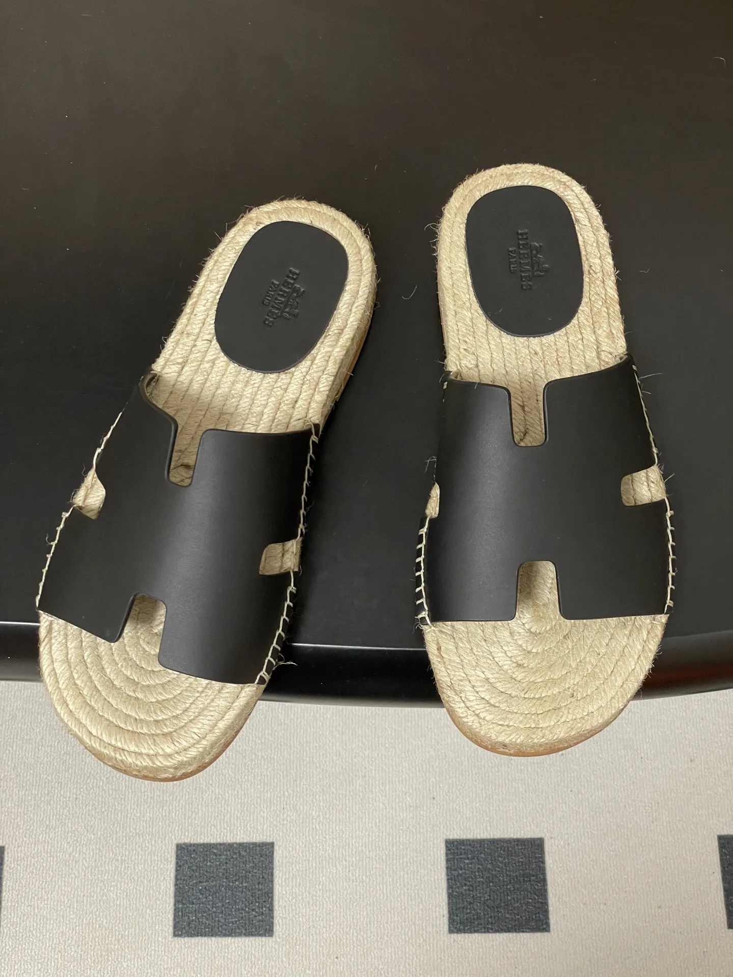 p290- Hermes 爱马仕🐎 H家 Antigua草编凉拖鞋系列经典款男士拖鞋 经典H型麻绳草编底凉拖鞋情侣款休闲懒人鞋H拖 经典“H”型鞋面。打造时尚造型,可谓夏日良伴。时尚又百搭 超级舒服 每个细节都做到极致。设计简约流畅,打造时尚柔美的晚装造型。 鞋面:定制牛皮/牛反绒 手工编织草编中底 鞋底:意大利真皮大底 码数:女35-39(40.41定做不退换) 男39-44(38.45定做不退换)