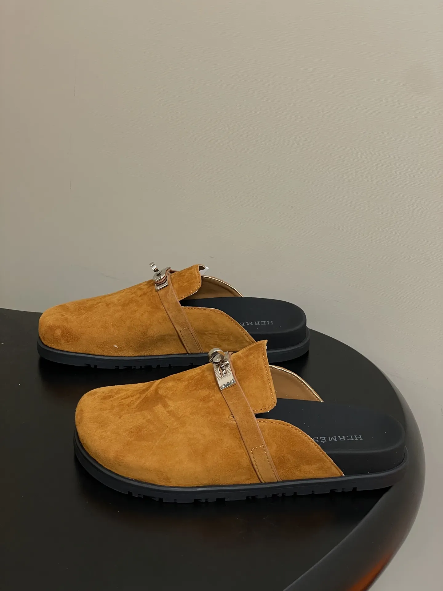 p240-男码➕10 Hermes 爱马仕🐎 H家 Kelly扣穆勒鞋系列勃肯鞋经典款二舅拖鞋包头半拖鞋情侣款休闲懒人穆勒鞋勃肯厚底凉拖鞋 这双鞋子融合了奢华、休闲与时尚等多种风格元素。爱马仕的品牌加持赋予了它高端奢华的气质，而穆勒鞋型和羊皮内衬又让它兼具休闲舒适的特质，金属扣装饰细节则为其增添了时尚感，使其在众多鞋款中脱颖而出。 鞋面：高丝光牛猄皮 内里垫脚：羊皮 鞋底：原版开模TPU防滑大底 码数：女35-39（40.41定做不退换） 男39-44（38.45.46定做不退换）