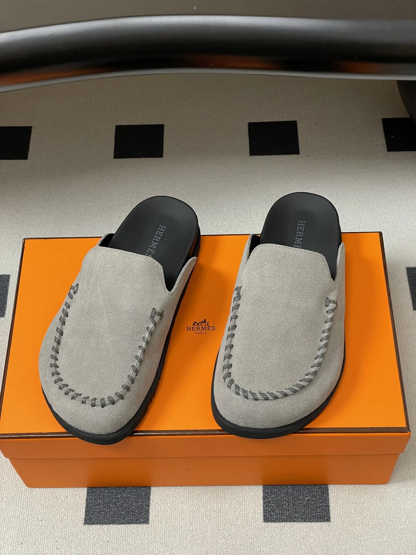 p240-男码➕10 Hermes 爱马仕🐎 H家 Johan穆勒鞋系列勃肯鞋经典款二舅拖鞋包头半拖鞋情侣款休闲懒人穆勒鞋勃肯厚底凉拖鞋 这双鞋子融合了奢华、休闲与时尚等多种风格元素。爱马仕的品牌加持赋予了它高端奢华的气质,而穆勒鞋型和羊皮内衬又让它兼具休闲舒适的特质,金属扣装饰细节则为其增添了时尚感,使其在众多鞋款中脱颖而出。 鞋面:高丝光牛猄皮 内里垫脚:羊皮 鞋底:原版开模TPU防滑大底 码数:女35-39(40.41定做不退换) 男39-44(38.45.46定做不退换)