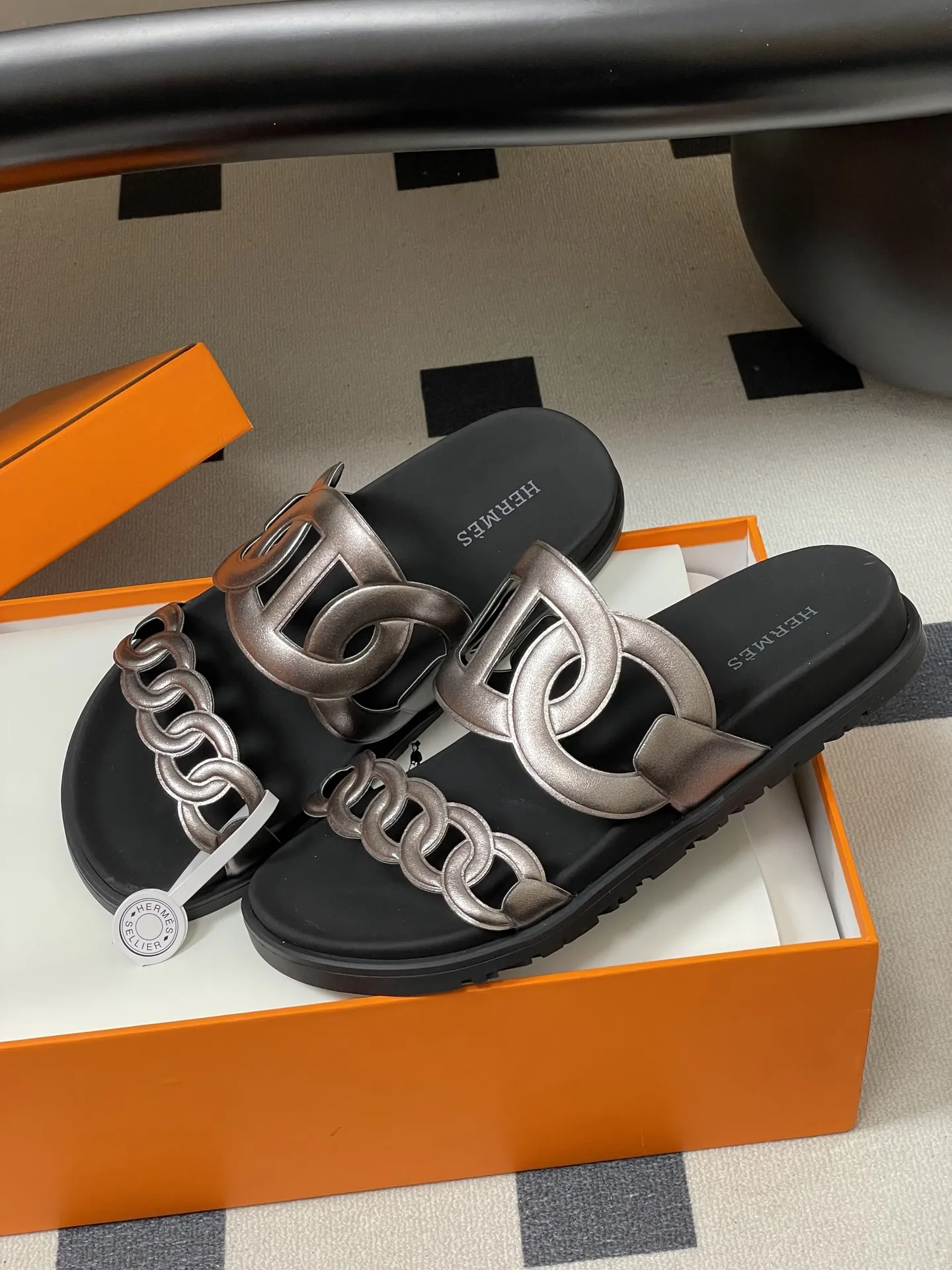 p240-男码➕10 Hermes 爱马仕🐎 H家 Extra猪鼻子凉拖鞋经典款二舅拖鞋H型魔术贴平底二舅凉拖鞋厚底休闲懒人鞋情侣款🆕新配色 麂皮山羊皮机能风凉鞋，搭配人体工学橡胶鞋底，袢带灵感源自经典Chaine d'Ancre图案。适合夏日穿着，打造时尚造型。 鞋面：牛皮/细腻羊猄皮 鞋底：原版开模TPU防滑大底 码数：女35-39（40.41定做不退换） 男39-44（38.45.46定做不退换）