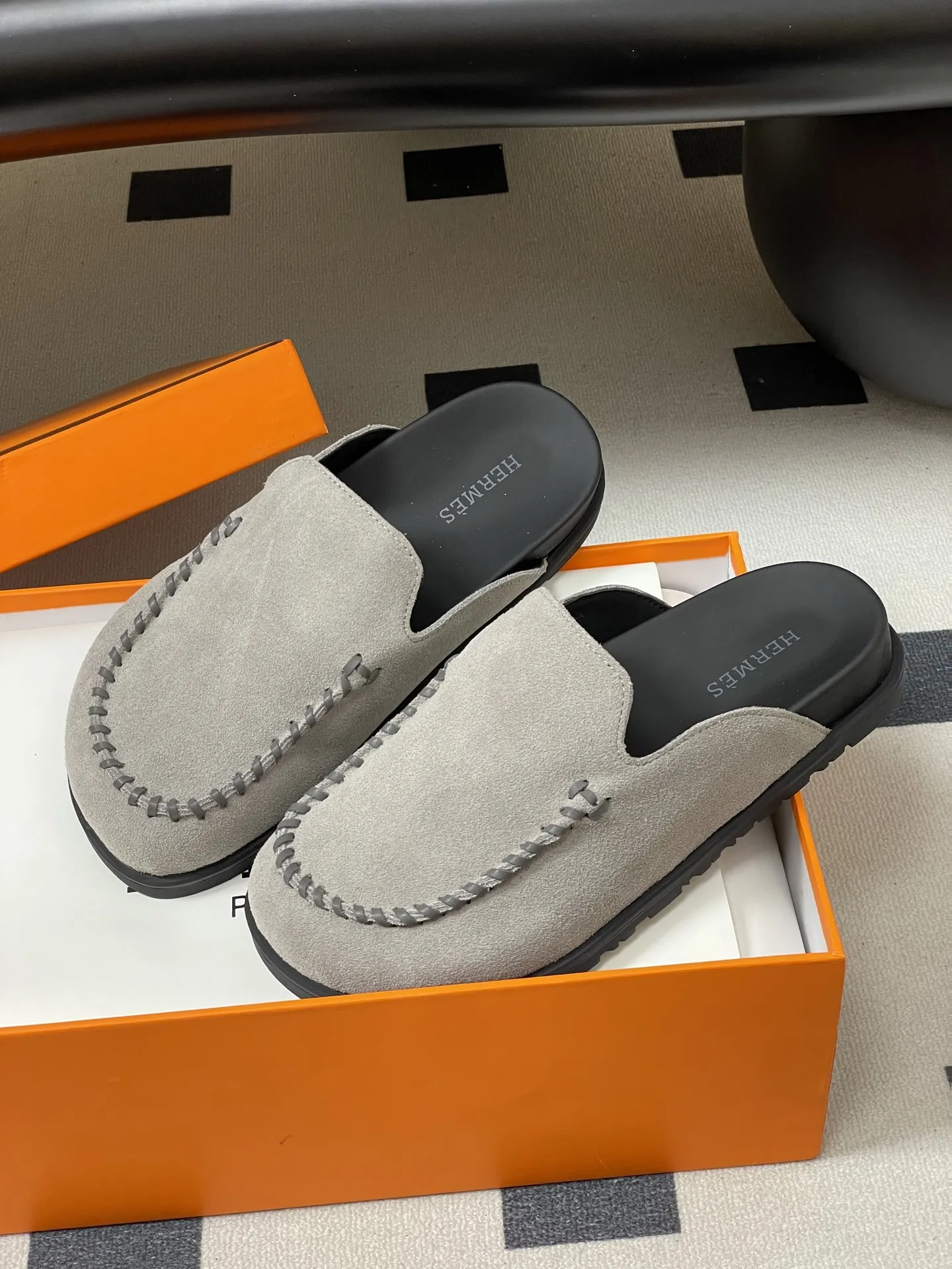 p240-男码➕10 Hermes 爱马仕🐎 H家 Johan穆勒鞋系列勃肯鞋经典款二舅拖鞋包头半拖鞋情侣款休闲懒人穆勒鞋勃肯厚底凉拖鞋 这双鞋子融合了奢华、休闲与时尚等多种风格元素。爱马仕的品牌加持赋予了它高端奢华的气质,而穆勒鞋型和羊皮内衬又让它兼具休闲舒适的特质,金属扣装饰细节则为其增添了时尚感,使其在众多鞋款中脱颖而出。 鞋面:高丝光牛猄皮 内里垫脚:羊皮 鞋底:原版开模TPU防滑大底 码数:女35-39(40.41定做不退换) 男39-44(38.45.46定做不退换)