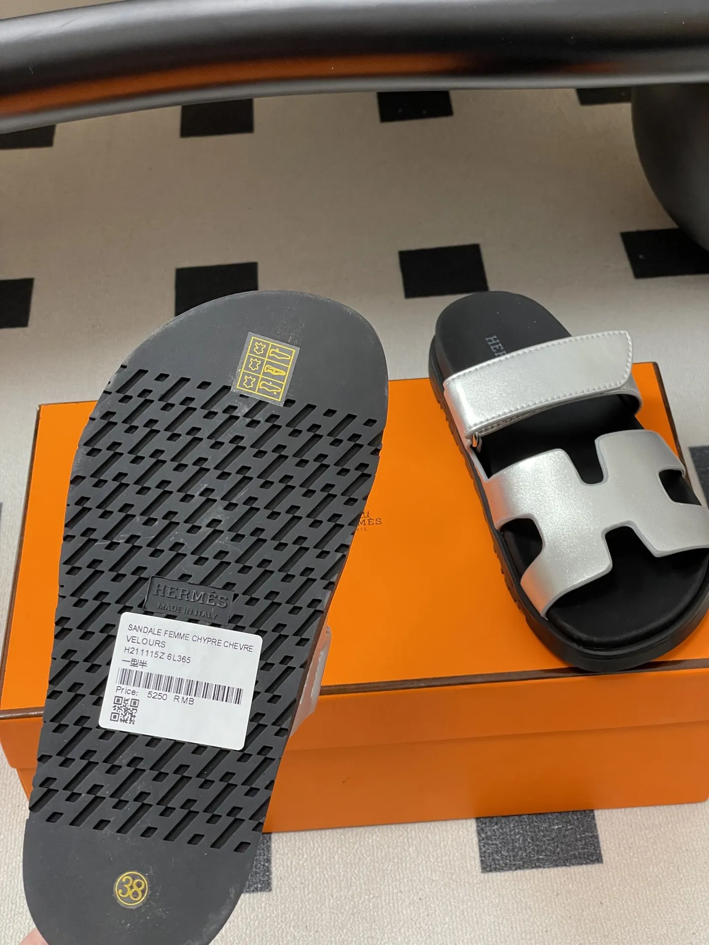 p240-男码➕10 Hermes 爱马仕🐎 H家 Cheryp 经典款二舅拖鞋H型魔术贴平底二舅凉拖鞋情侣款休闲懒人鞋🆕新配色 各色真皮裁切几何H型，设计鞋面，散发优雅魅力。真皮机能凉鞋，搭配人体工学橡胶鞋底和可调节袢带。设计简约流畅，打造舒适休闲造型。 鞋面：牛皮/细腻羊猄皮 鞋底：原版开模TPU防滑大底 码数：女35-39（40.41定做不退换） 男39-44（38.45定做不退换）