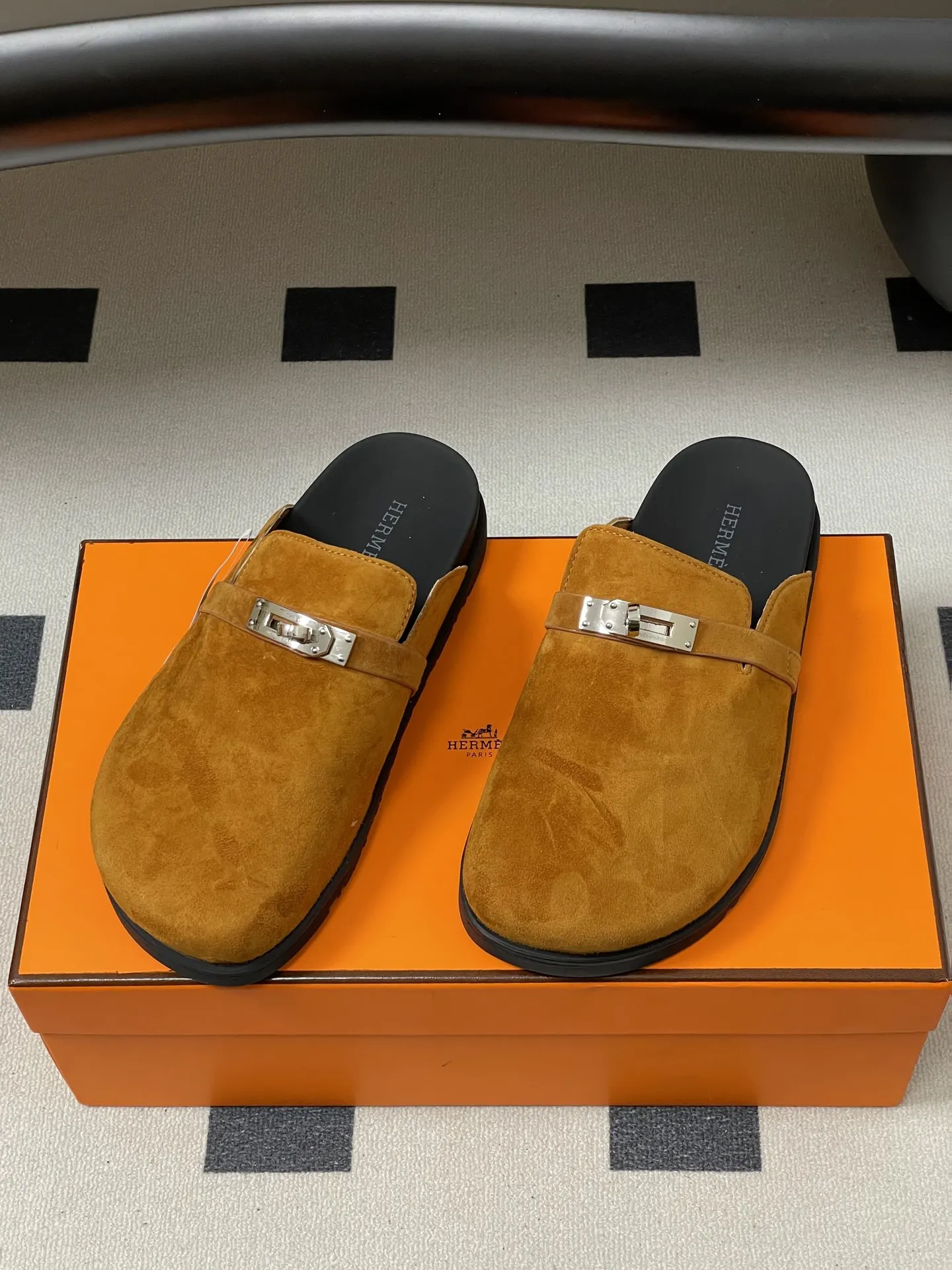 p240-男码➕10 Hermes 爱马仕🐎 H家 Kelly扣穆勒鞋系列勃肯鞋经典款二舅拖鞋包头半拖鞋情侣款休闲懒人穆勒鞋勃肯厚底凉拖鞋 这双鞋子融合了奢华、休闲与时尚等多种风格元素。爱马仕的品牌加持赋予了它高端奢华的气质,而穆勒鞋型和羊皮内衬又让它兼具休闲舒适的特质,金属扣装饰细节则为其增添了时尚感,使其在众多鞋款中脱颖而出。 鞋面:高丝光牛猄皮 内里垫脚:羊皮 鞋底:原版开模TPU防滑大底 码数:女35-39(40.41定做不退换) 男39-44(38.45.46定做不退换)