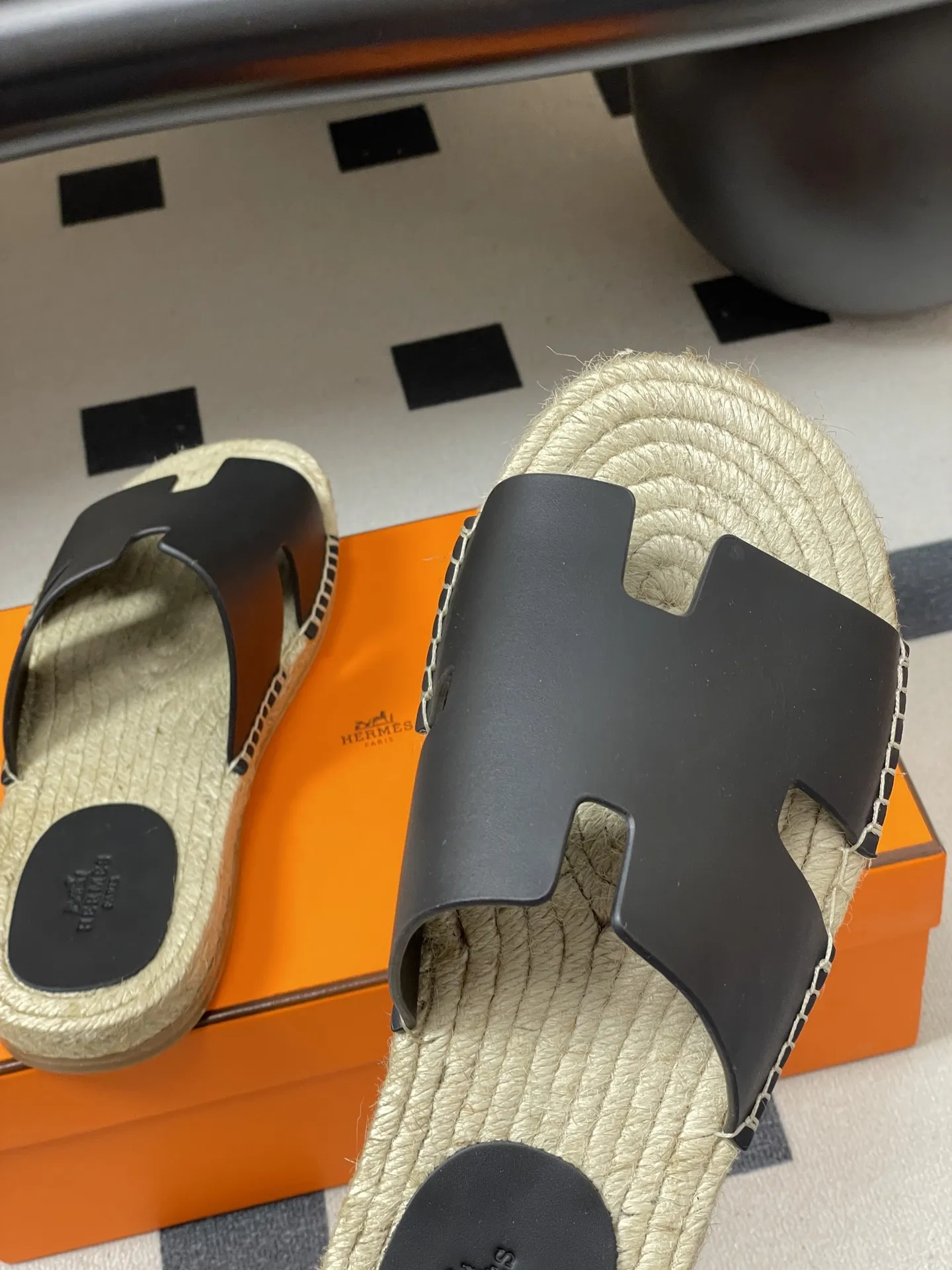 p290- Hermes 爱马仕🐎 H家 Antigua草编凉拖鞋系列经典款男士拖鞋 经典H型麻绳草编底凉拖鞋情侣款休闲懒人鞋H拖 经典&ldquo;H&rdquo;型鞋面。打造时尚造型，可谓夏日良伴。时尚又百搭 超级舒服 每个细节都做到极致。设计简约流畅，打造时尚柔美的晚装造型。 鞋面：定制牛皮/牛反绒 手工编织草编中底 鞋底：意大利真皮大底 码数：女35-39（40.41定做不退换） 男39-44（38.45定做不退换）