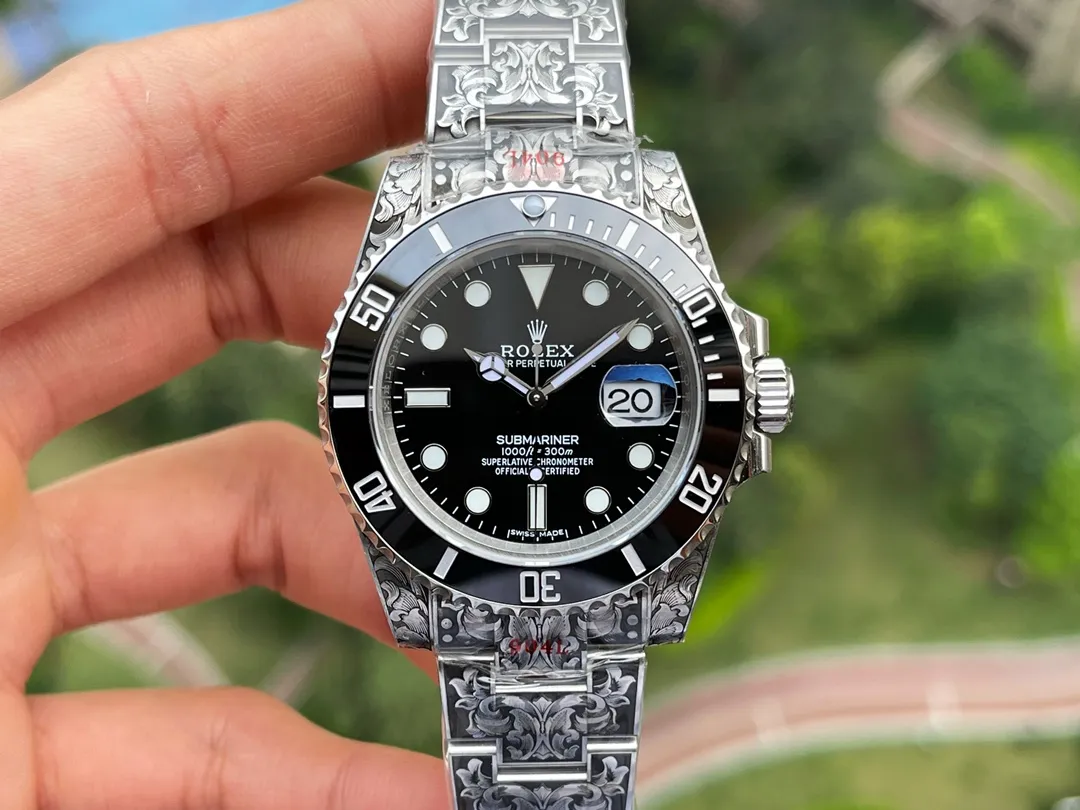 玩到极致是一种什么样的体验?劳力士经典水鬼与手工雕金工艺相结合,多少玩家梦寐以求的手表纹身,今天!它来了。整表采用904L精钢材质,搭载V13 3135机芯,持续动能72小时。蓝宝石镜面加(翠绿 亮黑)陶瓷圈点缀白金刻度。所有配件可原厂互换。整表手工雕刻唐草为主的精美图案,精致立体,鬼斧神工。产量极少