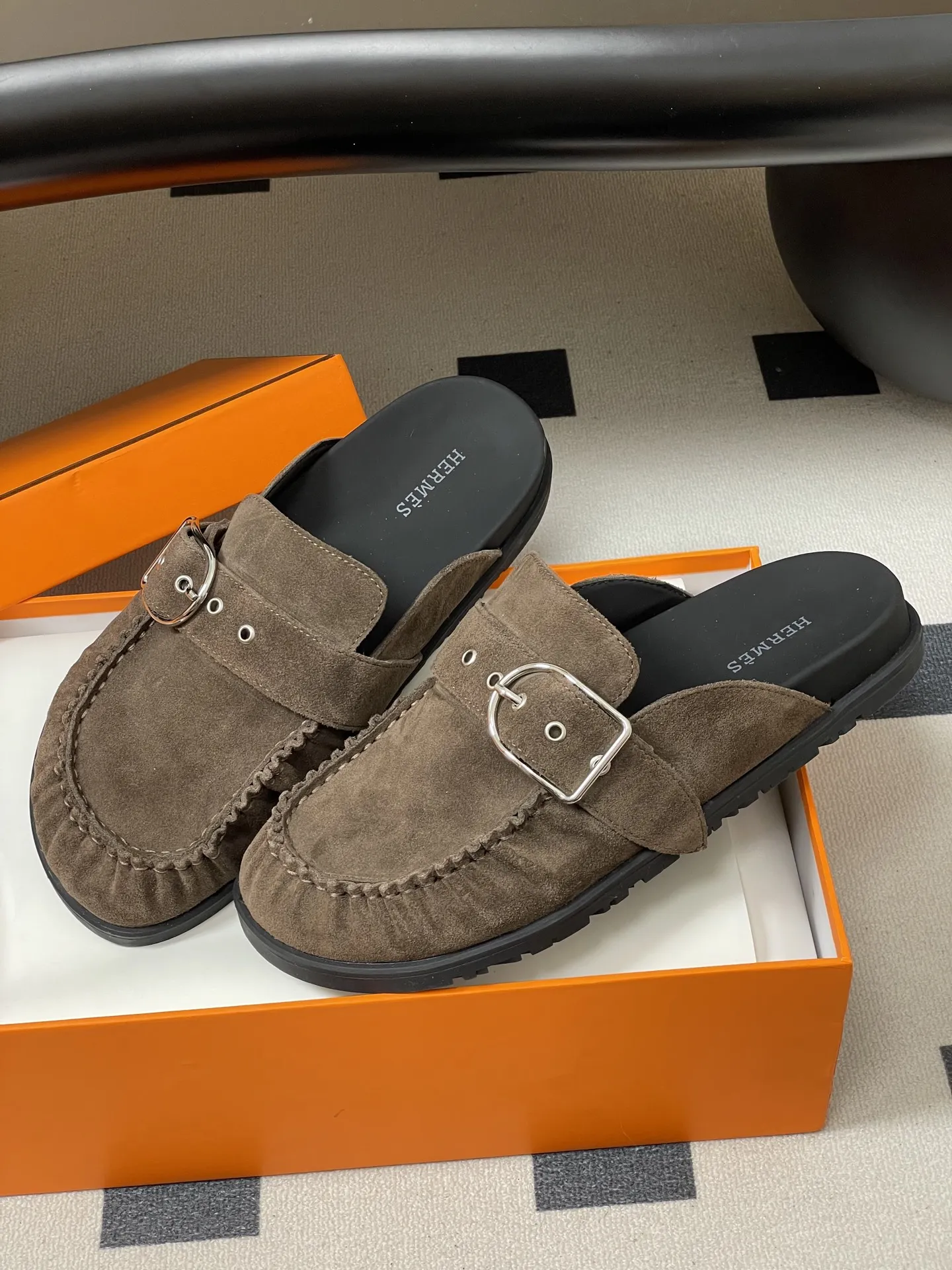 p240-男码➕10 Hermes 爱马仕🐎 H家 Key穆勒鞋系列勃肯鞋经典款二舅拖鞋搭扣包头半拖鞋情侣款休闲懒人穆勒鞋勃肯厚底凉拖鞋 这双鞋子融合了奢华、休闲与时尚等多种风格元素。爱马仕的品牌加持赋予了它高端奢华的气质，而穆勒鞋型和羊皮内衬又让它兼具休闲舒适的特质，金属扣装饰细节则为其增添了时尚感，使其在众多鞋款中脱颖而出。 鞋面：高丝光牛猄皮 内里垫脚：羊皮 鞋底：原版开模TPU防滑大底 码数：女35-39（40.41定做不退换） 男39-44（38.45.46定做不退换）