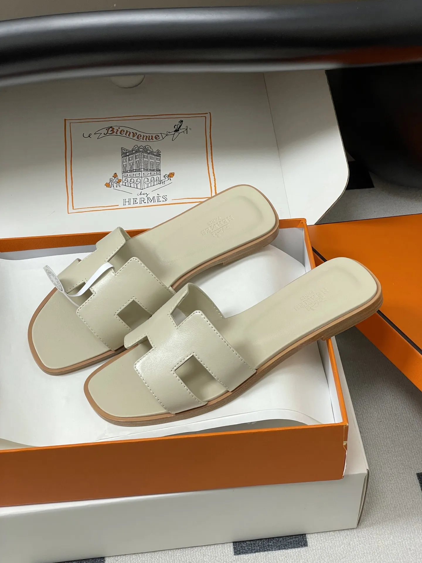 p280-顶级品质（配高档飞机盒✈️/丝巾） Hermes 爱马仕🐎 H家Oran万年经典款&lsquo;H&rsquo;拖鞋 经典百搭的H拖鞋 🆕最新配色 经典&ldquo;H&rdquo;型鞋面。打造时尚造型，可谓夏日良伴。时尚又百搭 超级舒服 每个细节都做到极致。设计简约流畅，打造时尚柔美的晚装造型。 鞋面：定制小牛皮 内里垫脚：小羊皮 鞋底：意大利A级双层真皮大底 码数：35-39（34.40.41.42.43定做不退换）