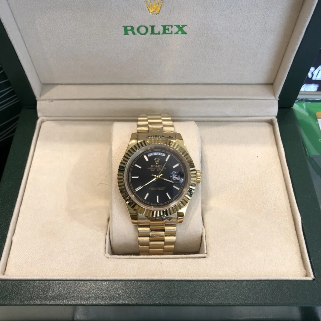 320💰 劳力士Rolex 日志系列双历腕表 劳力士Rolex 日志系列双历腕表 采用全自动机械机芯 【表壳直径41mm 厚10mm与原装同步】有人钟情其精确,有人欣赏其典雅,有人喜爱其坚固,至尊名表劳力士(Rolex),品质精良,工艺精湛,糅合尊贵、典雅和独特气质于一身,位列世界手表业之翘楚,被称为“精确”的代名词!专注品质,不忘初衷! 实物无P图拍摄效果!演绎出奢华与精致的品牌精神,欢迎转载。
