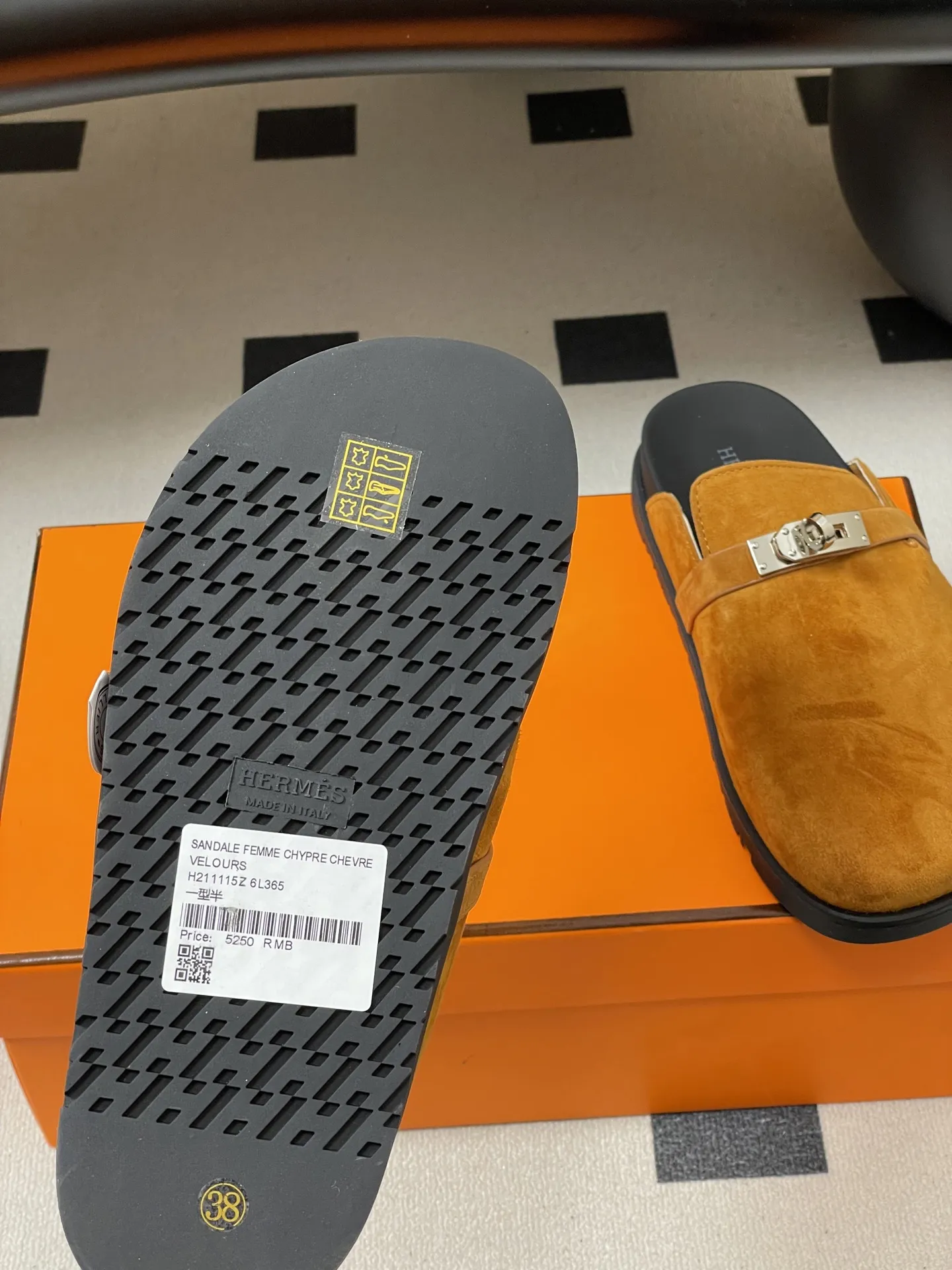 p240-男码➕10 Hermes 爱马仕🐎 H家 Kelly扣穆勒鞋系列勃肯鞋经典款二舅拖鞋包头半拖鞋情侣款休闲懒人穆勒鞋勃肯厚底凉拖鞋 这双鞋子融合了奢华、休闲与时尚等多种风格元素。爱马仕的品牌加持赋予了它高端奢华的气质,而穆勒鞋型和羊皮内衬又让它兼具休闲舒适的特质,金属扣装饰细节则为其增添了时尚感,使其在众多鞋款中脱颖而出。 鞋面:高丝光牛猄皮 内里垫脚:羊皮 鞋底:原版开模TPU防滑大底 码数:女35-39(40.41定做不退换) 男39-44(38.45.46定做不退换)