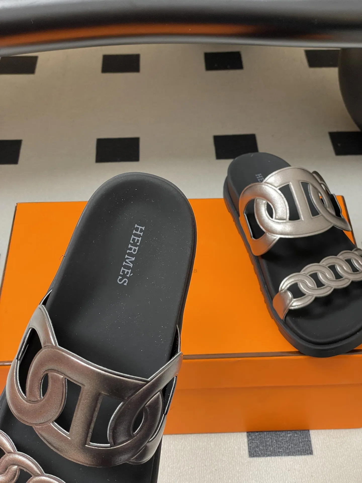 p240-男码➕10 Hermes 爱马仕🐎 H家 Extra猪鼻子凉拖鞋经典款二舅拖鞋H型魔术贴平底二舅凉拖鞋厚底休闲懒人鞋情侣款🆕新配色 麂皮山羊皮机能风凉鞋，搭配人体工学橡胶鞋底，袢带灵感源自经典Chaine d'Ancre图案。适合夏日穿着，打造时尚造型。 鞋面：牛皮/细腻羊猄皮 鞋底：原版开模TPU防滑大底 码数：女35-39（40.41定做不退换） 男39-44（38.45.46定做不退换）