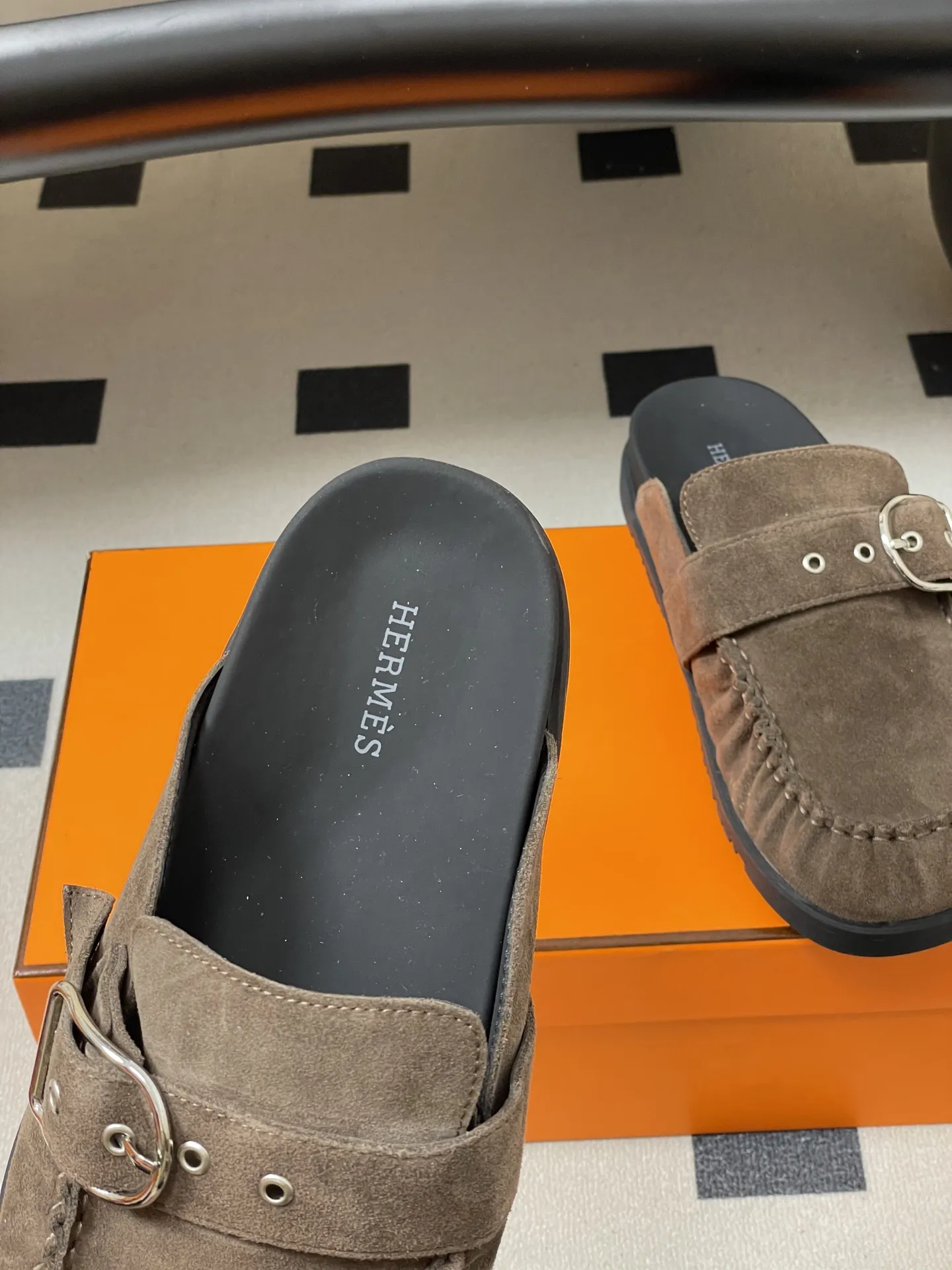 p240-男码➕10 Hermes 爱马仕🐎 H家 Key穆勒鞋系列勃肯鞋经典款二舅拖鞋搭扣包头半拖鞋情侣款休闲懒人穆勒鞋勃肯厚底凉拖鞋 这双鞋子融合了奢华、休闲与时尚等多种风格元素。爱马仕的品牌加持赋予了它高端奢华的气质，而穆勒鞋型和羊皮内衬又让它兼具休闲舒适的特质，金属扣装饰细节则为其增添了时尚感，使其在众多鞋款中脱颖而出。 鞋面：高丝光牛猄皮 内里垫脚：羊皮 鞋底：原版开模TPU防滑大底 码数：女35-39（40.41定做不退换） 男39-44（38.45.46定做不退换）