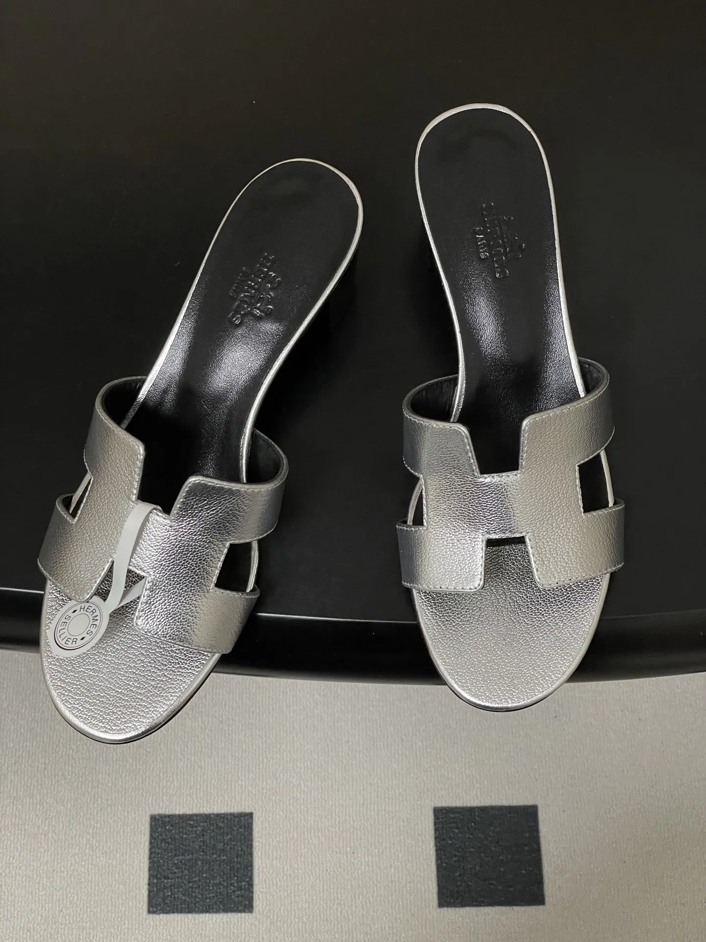 p280-顶级品质(配高档飞机盒✈️/丝巾) Hermes 爱马仕🐎 H家Oran万年经典款‘H’拖鞋 经典百搭的H拖鞋 🆕最新配色 经典“H”型鞋面。打造时尚造型,可谓夏日良伴。时尚又百搭 超级舒服 每个细节都做到极致。设计简约流畅,打造时尚柔美的晚装造型。 鞋面:定制小牛皮 内里垫脚:小羊皮 鞋底:意大利A级双层真皮大底 码数:35-39(34.40.41.42.43定做不退换)