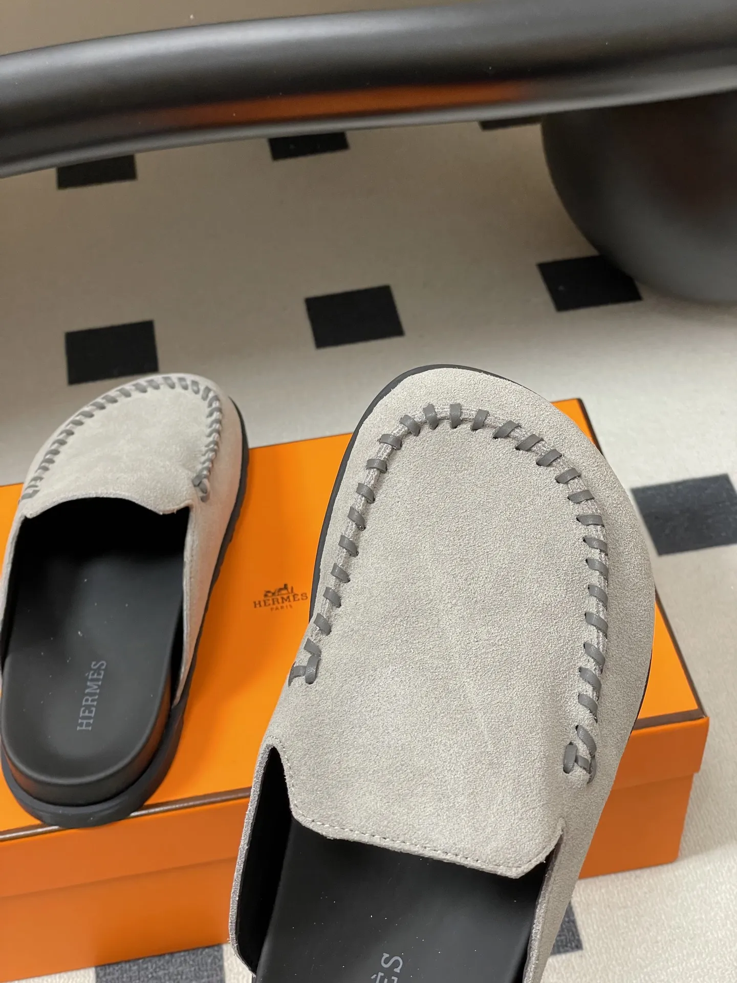 p240-男码➕10 Hermes 爱马仕🐎 H家 Johan穆勒鞋系列勃肯鞋经典款二舅拖鞋包头半拖鞋情侣款休闲懒人穆勒鞋勃肯厚底凉拖鞋 这双鞋子融合了奢华、休闲与时尚等多种风格元素。爱马仕的品牌加持赋予了它高端奢华的气质，而穆勒鞋型和羊皮内衬又让它兼具休闲舒适的特质，金属扣装饰细节则为其增添了时尚感，使其在众多鞋款中脱颖而出。 鞋面：高丝光牛猄皮 内里垫脚：羊皮 鞋底：原版开模TPU防滑大底 码数：女35-39（40.41定做不退换） 男39-44（38.45.46定做不退换）