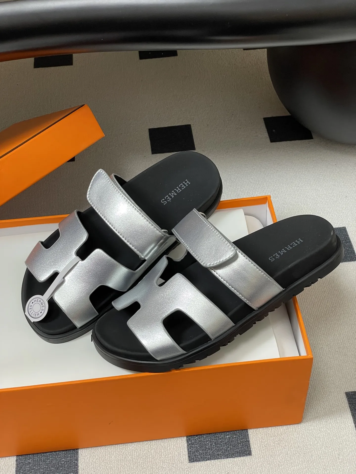 p240-男码➕10 Hermes 爱马仕🐎 H家 Cheryp 经典款二舅拖鞋H型魔术贴平底二舅凉拖鞋情侣款休闲懒人鞋🆕新配色 各色真皮裁切几何H型，设计鞋面，散发优雅魅力。真皮机能凉鞋，搭配人体工学橡胶鞋底和可调节袢带。设计简约流畅，打造舒适休闲造型。 鞋面：牛皮/细腻羊猄皮 鞋底：原版开模TPU防滑大底 码数：女35-39（40.41定做不退换） 男39-44（38.45定做不退换）