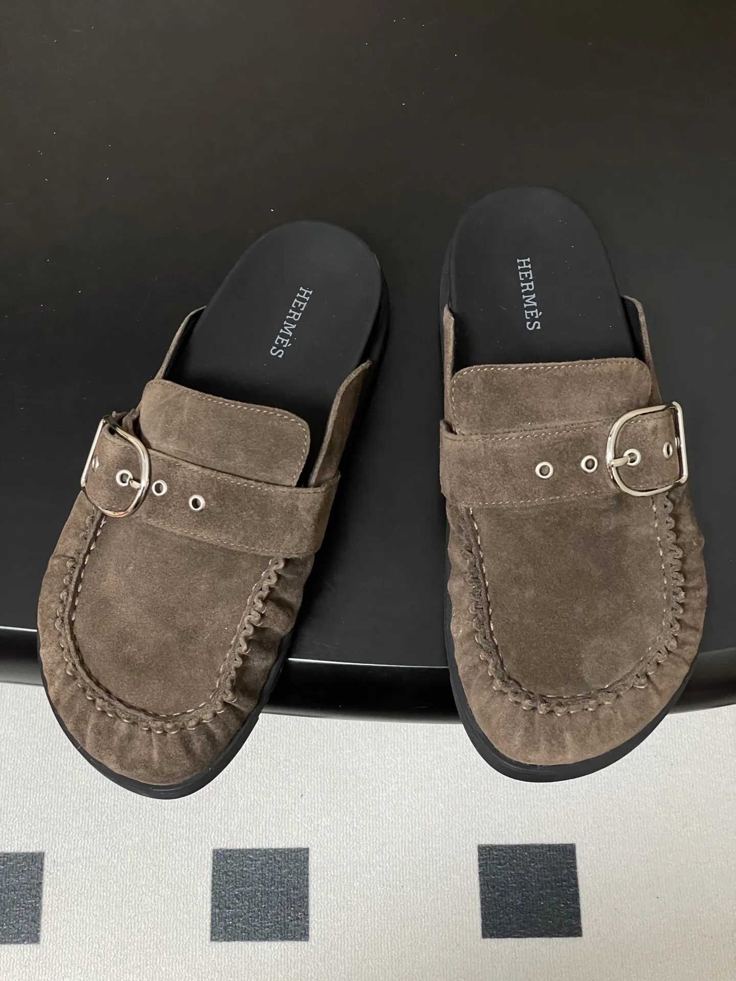 p240-男码➕10 Hermes 爱马仕🐎 H家 Key穆勒鞋系列勃肯鞋经典款二舅拖鞋搭扣包头半拖鞋情侣款休闲懒人穆勒鞋勃肯厚底凉拖鞋 这双鞋子融合了奢华、休闲与时尚等多种风格元素。爱马仕的品牌加持赋予了它高端奢华的气质，而穆勒鞋型和羊皮内衬又让它兼具休闲舒适的特质，金属扣装饰细节则为其增添了时尚感，使其在众多鞋款中脱颖而出。 鞋面：高丝光牛猄皮 内里垫脚：羊皮 鞋底：原版开模TPU防滑大底 码数：女35-39（40.41定做不退换） 男39-44（38.45.46定做不退换）