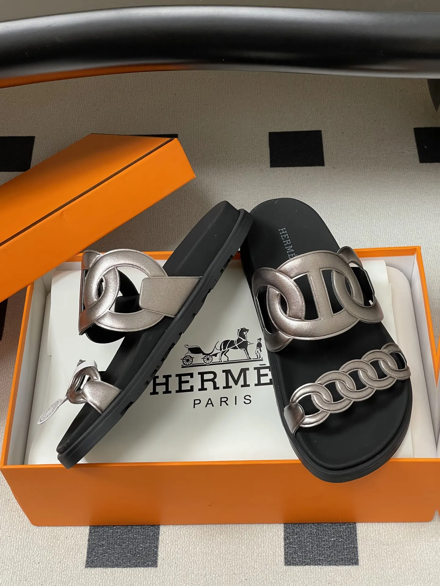 p240-男码➕10 Hermes 爱马仕🐎 H家 Extra猪鼻子凉拖鞋经典款二舅拖鞋H型魔术贴平底二舅凉拖鞋厚底休闲懒人鞋情侣款🆕新配色 麂皮山羊皮机能风凉鞋，搭配人体工学橡胶鞋底，袢带灵感源自经典Chaine d'Ancre图案。适合夏日穿着，打造时尚造型。 鞋面：牛皮/细腻羊猄皮 鞋底：原版开模TPU防滑大底 码数：女35-39（40.41定做不退换） 男39-44（38.45.46定做不退换）