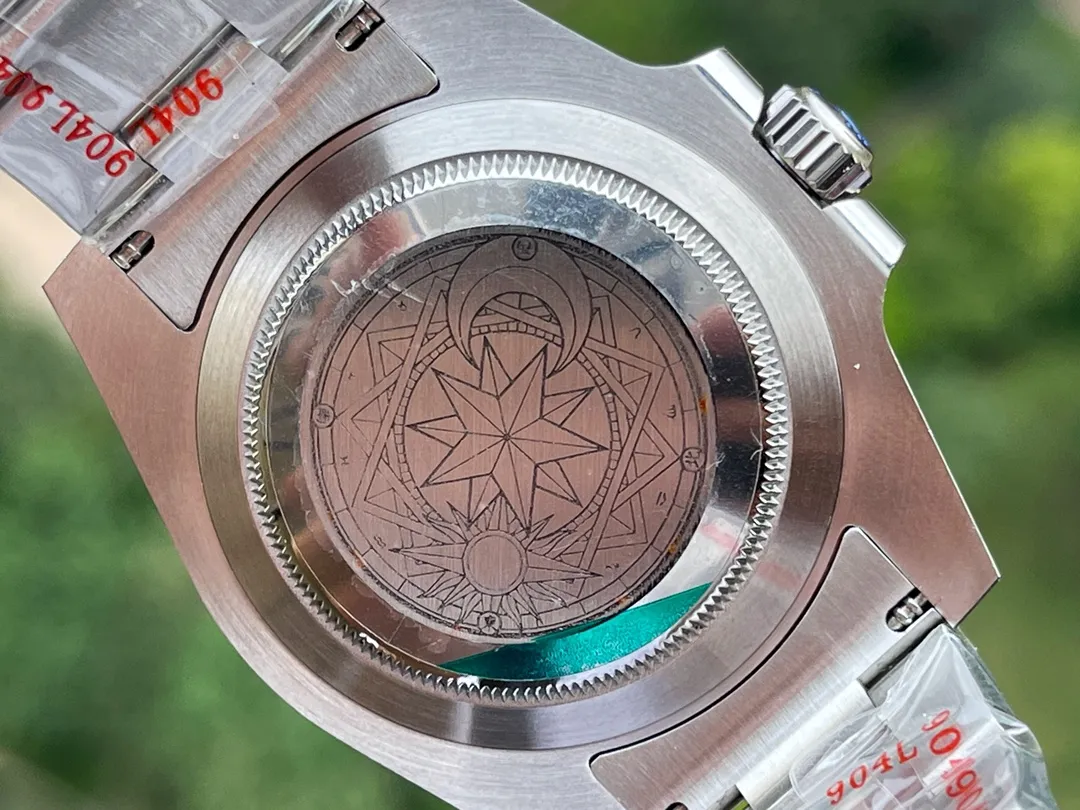 玩到极致是一种什么样的体验？劳力士经典水鬼与手工雕金工艺相结合，多少玩家梦寐以求的手表纹身，今天！它来了。整表采用904L精钢材质，搭载V13 3135机芯，持续动能72小时。蓝宝石镜面加（翠绿 亮黑）陶瓷圈点缀白金刻度。所有配件可原厂互换。整表手工雕刻唐草为主的精美图案，精致立体，鬼斧神工。产量极少