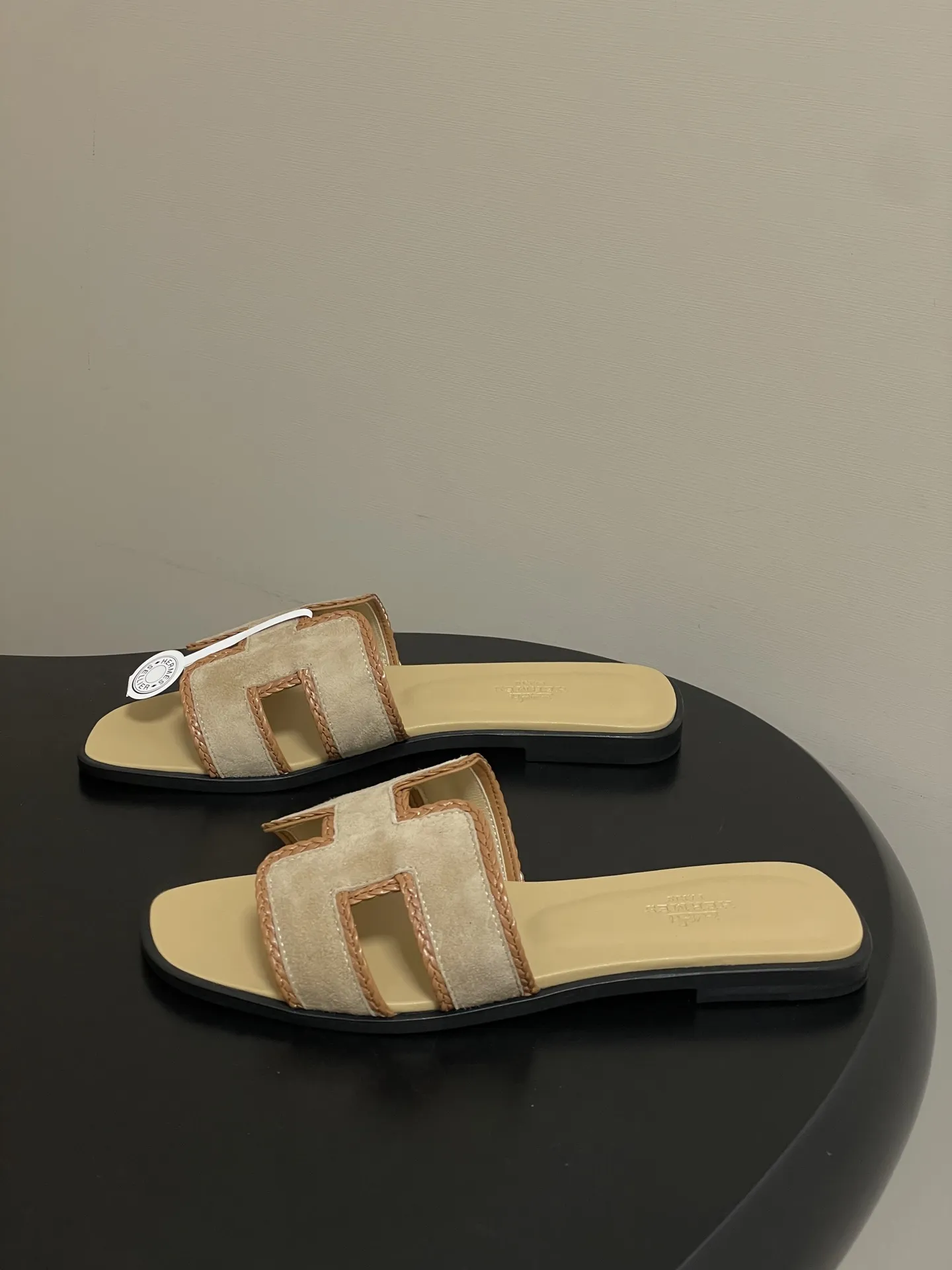 p320-顶级品质（配高档飞机盒✈️/丝巾） Hermes 爱马仕🐎 Oran凉鞋编织麂皮系列 2026H家最新版面 经典H编织绒面H鞋面凉拖鞋 编织麂皮山羊皮凉鞋，经典&ldquo;H&rdquo;型鞋面 打造时尚造型，可谓夏日良伴。 时尚又百搭 搭配H鞋面 超级舒服 每个细节都做到极致。设计简约流畅，打造时尚柔美的晚装造型。 鞋面：定制麂皮/手工编织 内里垫脚：羊皮 鞋底：意大利A级真皮大底 码数：35-39（34.40.41.42.43定做不退换）