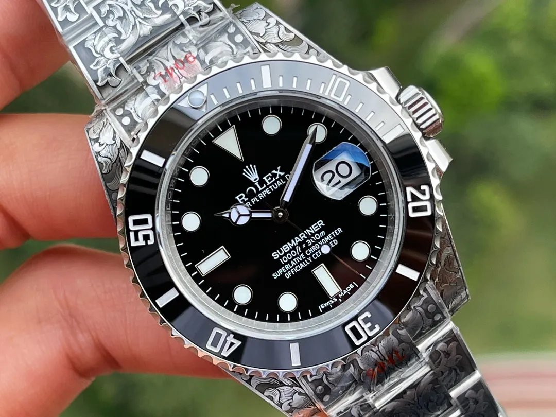 玩到极致是一种什么样的体验？劳力士经典水鬼与手工雕金工艺相结合，多少玩家梦寐以求的手表纹身，今天！它来了。整表采用904L精钢材质，搭载V13 3135机芯，持续动能72小时。蓝宝石镜面加（翠绿 亮黑）陶瓷圈点缀白金刻度。所有配件可原厂互换。整表手工雕刻唐草为主的精美图案，精致立体，鬼斧神工。产量极少