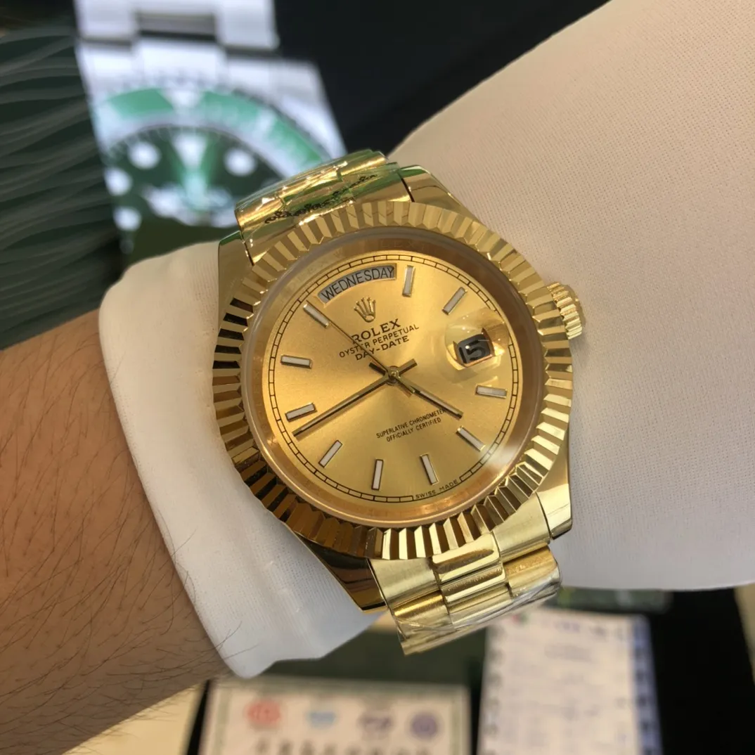 320💰 劳力士Rolex 日志系列双历腕表 采用全自动机械机芯 【表壳直径41mm 厚10mm与原装同步】有人钟情其精确，有人欣赏其典雅，有人喜爱其坚固，至尊名表劳力士（Rolex），品质精良，工艺精湛，糅合尊贵、典雅和独特气质于一身，位列世界手表业之翘楚，被称为&ldquo;精确&rdquo;的代名词！专注品质，不忘初衷！ 实物无P图拍摄效果！鉴赏精准细节精湛，演绎出奢华与精致的品牌精神，欢迎转载。