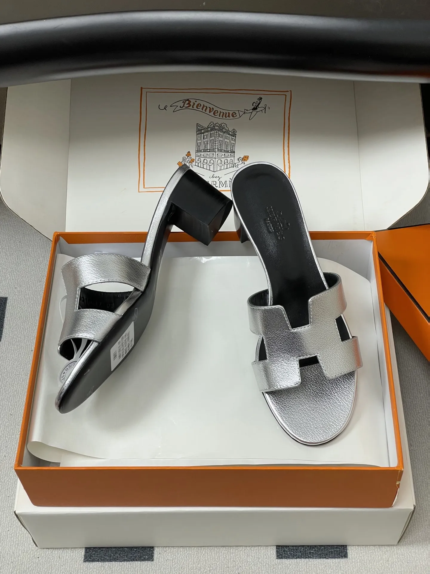 p280-顶级品质(配高档飞机盒✈️/丝巾) Hermes 爱马仕🐎 H家Oran万年经典款‘H’拖鞋 经典百搭的H拖鞋 🆕最新配色 经典“H”型鞋面。打造时尚造型,可谓夏日良伴。时尚又百搭 超级舒服 每个细节都做到极致。设计简约流畅,打造时尚柔美的晚装造型。 鞋面:定制小牛皮 内里垫脚:小羊皮 鞋底:意大利A级双层真皮大底 码数:35-39(34.40.41.42.43定做不退换)