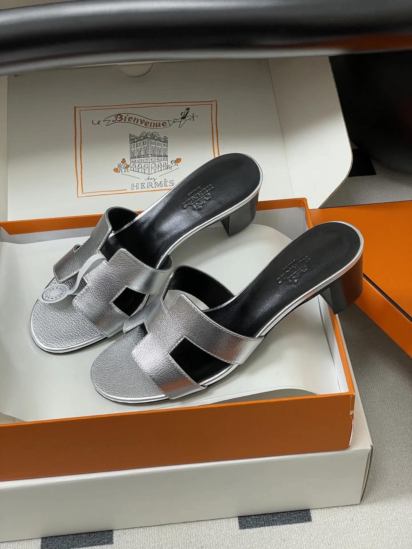 p280-顶级品质(配高档飞机盒✈️/丝巾) Hermes 爱马仕🐎 H家Oran万年经典款‘H’拖鞋 经典百搭的H拖鞋 🆕最新配色 经典“H”型鞋面。打造时尚造型,可谓夏日良伴。时尚又百搭 超级舒服 每个细节都做到极致。设计简约流畅,打造时尚柔美的晚装造型。 鞋面:定制小牛皮 内里垫脚:小羊皮 鞋底:意大利A级双层真皮大底 码数:35-39(34.40.41.42.43定做不退换)