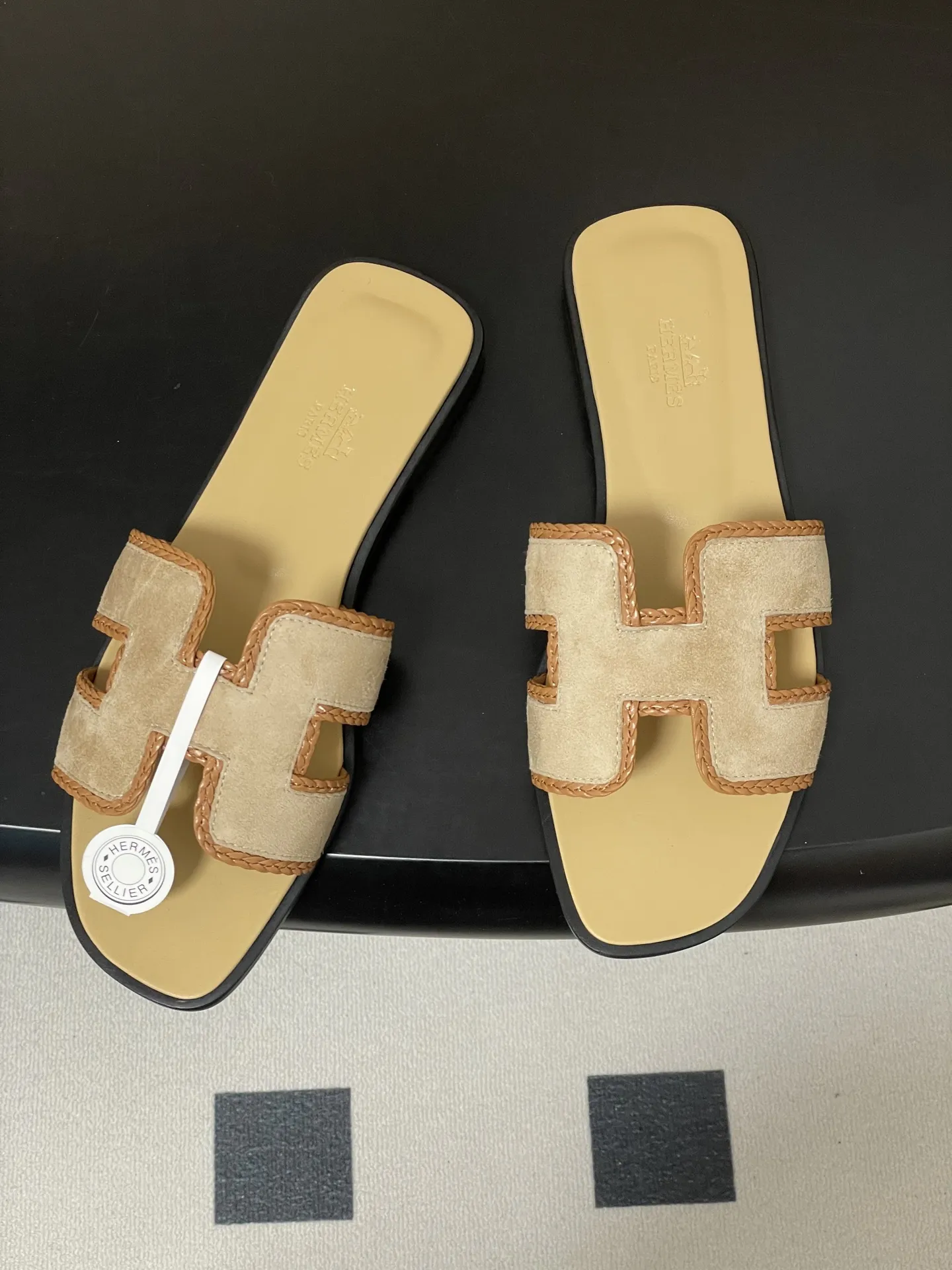 p320-顶级品质(配高档飞机盒✈️/丝巾) Hermes 爱马仕🐎 Oran凉鞋编织麂皮系列 2026H家最新版面 经典H编织绒面H鞋面凉拖鞋 编织麂皮山羊皮凉鞋,经典“H”型鞋面 打造时尚造型,可谓夏日良伴。 时尚又百搭 搭配H鞋面 超级舒服 每个细节都做到极致。设计简约流畅,打造时尚柔美的晚装造型。 鞋面:定制麂皮/手工编织 内里垫脚:羊皮 鞋底:意大利A级真皮大底 码数:35-39(34.40.41.42.43定做不退换)