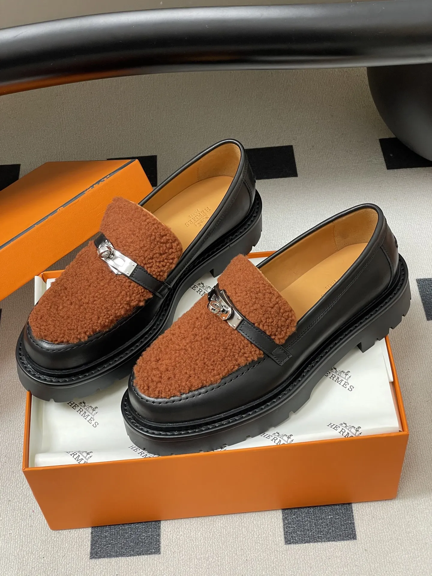 p400-顶级品质 Hermes 爱马仕🐎 H家Icone乐福鞋系列 经典Kelly扣厚底乐福鞋羊毛增高小皮鞋 小牛皮和羊毛皮乐福鞋,搭配功能性Kelly鞋扣和轻盈凹槽鞋底。打造时尚都市造型。 鞋面:定制小牛皮 内里垫脚:羊皮 鞋底:真皮沿条/组合橡胶大底 码数:35-39(40.41.42定做不退换)