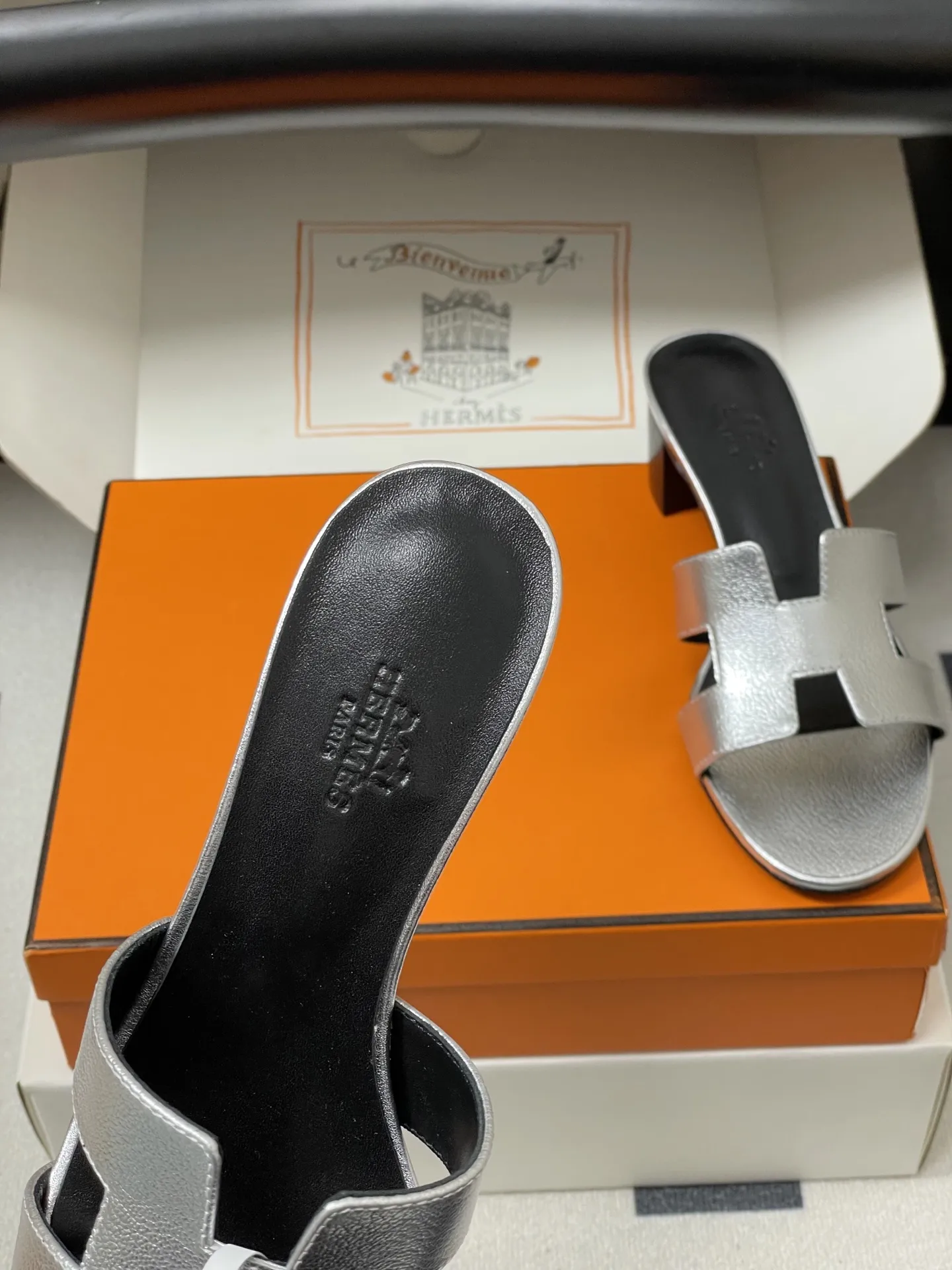 p280-顶级品质（配高档飞机盒✈️/丝巾） Hermes 爱马仕🐎 H家Oran万年经典款&lsquo;H&rsquo;拖鞋 经典百搭的H拖鞋 🆕最新配色 经典&ldquo;H&rdquo;型鞋面。打造时尚造型，可谓夏日良伴。时尚又百搭 超级舒服 每个细节都做到极致。设计简约流畅，打造时尚柔美的晚装造型。 鞋面：定制小牛皮 内里垫脚：小羊皮 鞋底：意大利A级双层真皮大底 码数：35-39（34.40.41.42.43定做不退换）
