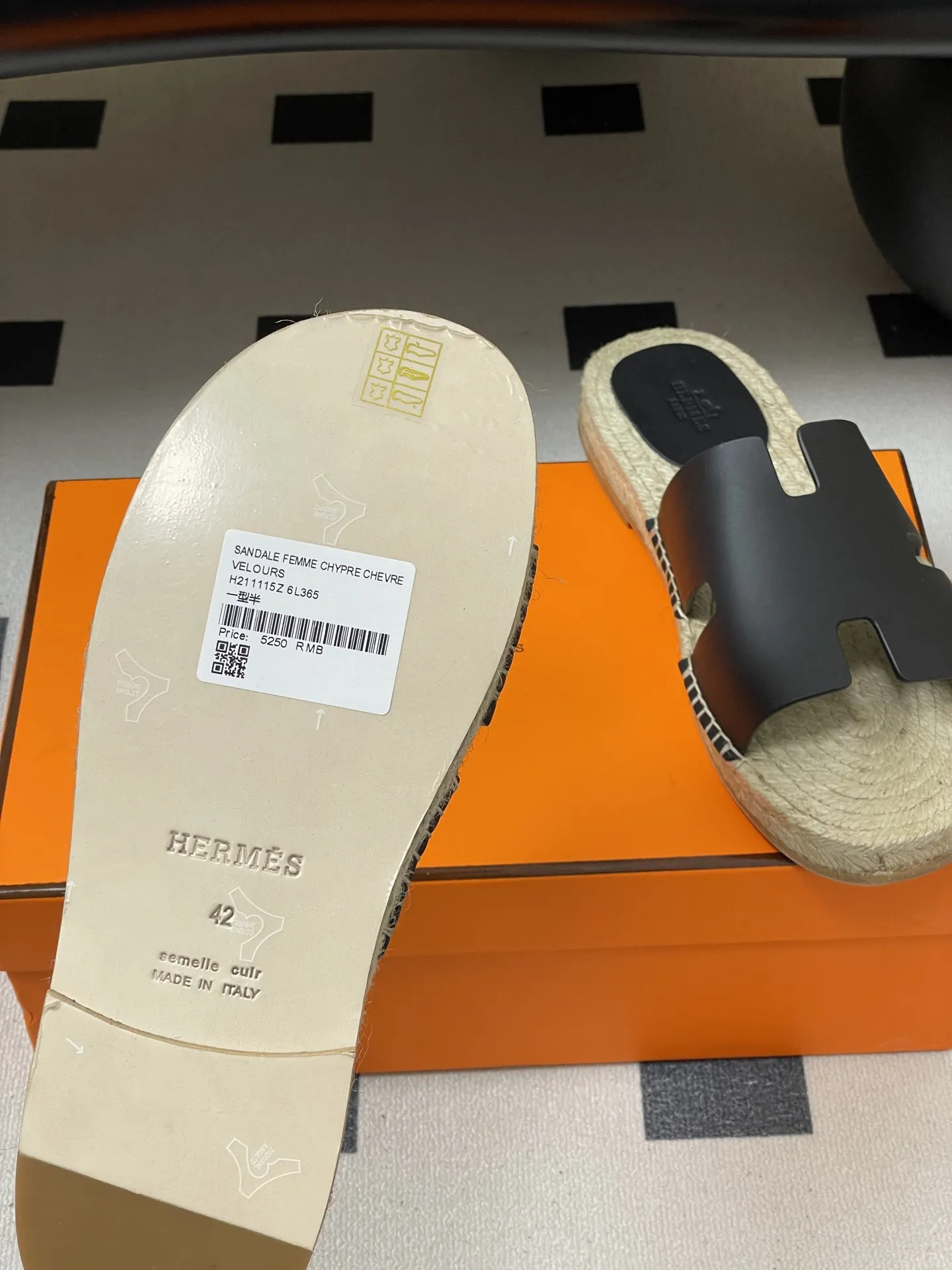 p290- Hermes 爱马仕🐎 H家 Antigua草编凉拖鞋系列经典款男士拖鞋 经典H型麻绳草编底凉拖鞋情侣款休闲懒人鞋H拖 经典&ldquo;H&rdquo;型鞋面。打造时尚造型，可谓夏日良伴。时尚又百搭 超级舒服 每个细节都做到极致。设计简约流畅，打造时尚柔美的晚装造型。 鞋面：定制牛皮/牛反绒 手工编织草编中底 鞋底：意大利真皮大底 码数：女35-39（40.41定做不退换） 男39-44（38.45定做不退换）