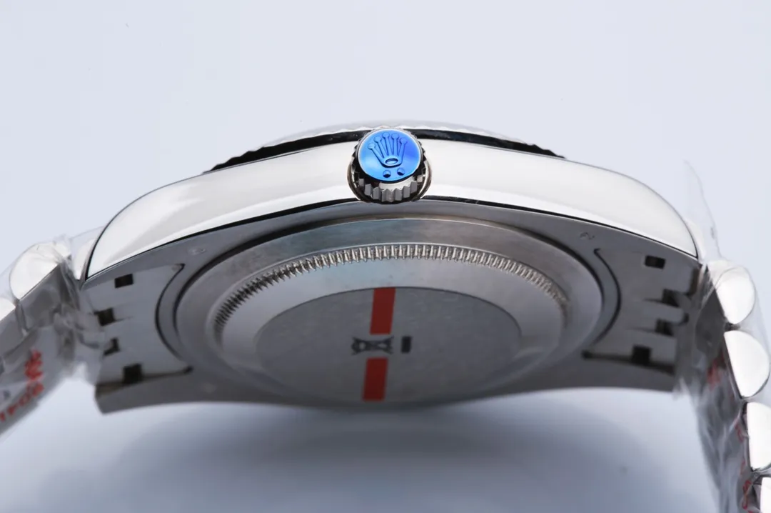 白钢: 670. 金➕20. J5强势回归‼️‼️J5出彩之作——劳力士蚝式恒动日志型41mm系列腕表,恒久优雅!出厂编码:M126338……6位内影编码与卡片一致,退换需整套配齐!【蚝式表壳,防水象征】腕表直径41mm,厚度跟原装一致,数据吻合正品1.经典的蚝式表壳搭配三角坑纹外圈2.把头采用旋入式设计,还原双扣锁双重防水系统3.表镜材质--抗刮损蓝水晶玻璃,防反光凸透式放大(2.5倍)日历窗【表带细节】不同表款搭配不同款钢带 1.纪念型表带Jubilee Bracelet(五珠带) 材质:不锈钢,纪念型,五排链节2.蚝式表链Oyster Bracelet(5株带)。材质:不锈钢,元首型,半环形三排链节3.表扣类型 折叠扣,隐蔽式摺叠皇冠带扣【机芯】采用精致而稳定的日本8215机芯稳重简约 矜持有度秀而不媚 恒久优雅! (极致的复刻要求造就高品质,玩的不止是概念!) (专注原装新机) 专注是一种态度,JH出品!