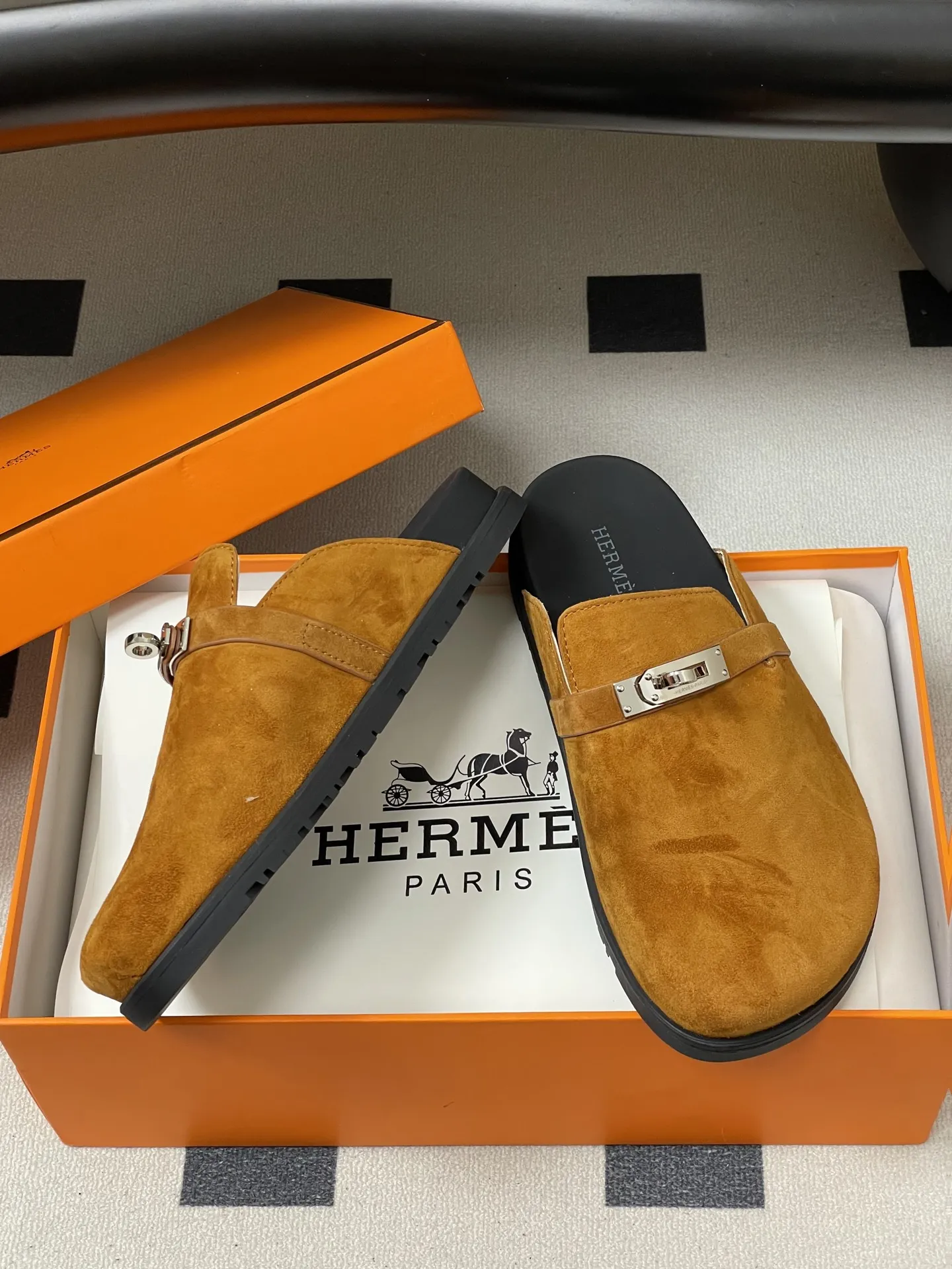p240-男码➕10 Hermes 爱马仕🐎 H家 Kelly扣穆勒鞋系列勃肯鞋经典款二舅拖鞋包头半拖鞋情侣款休闲懒人穆勒鞋勃肯厚底凉拖鞋 这双鞋子融合了奢华、休闲与时尚等多种风格元素。爱马仕的品牌加持赋予了它高端奢华的气质,而穆勒鞋型和羊皮内衬又让它兼具休闲舒适的特质,金属扣装饰细节则为其增添了时尚感,使其在众多鞋款中脱颖而出。 鞋面:高丝光牛猄皮 内里垫脚:羊皮 鞋底:原版开模TPU防滑大底 码数:女35-39(40.41定做不退换) 男39-44(38.45.46定做不退换)