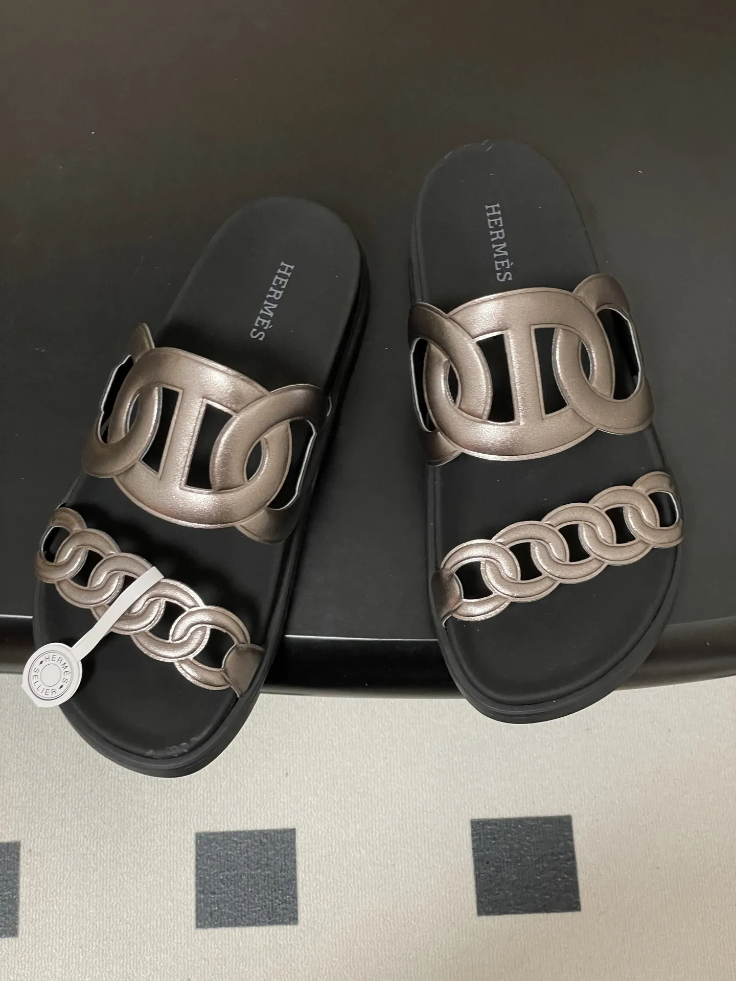 p240-男码➕10 Hermes 爱马仕🐎 H家 Extra猪鼻子凉拖鞋经典款二舅拖鞋H型魔术贴平底二舅凉拖鞋厚底休闲懒人鞋情侣款🆕新配色 麂皮山羊皮机能风凉鞋，搭配人体工学橡胶鞋底，袢带灵感源自经典Chaine d'Ancre图案。适合夏日穿着，打造时尚造型。 鞋面：牛皮/细腻羊猄皮 鞋底：原版开模TPU防滑大底 码数：女35-39（40.41定做不退换） 男39-44（38.45.46定做不退换）