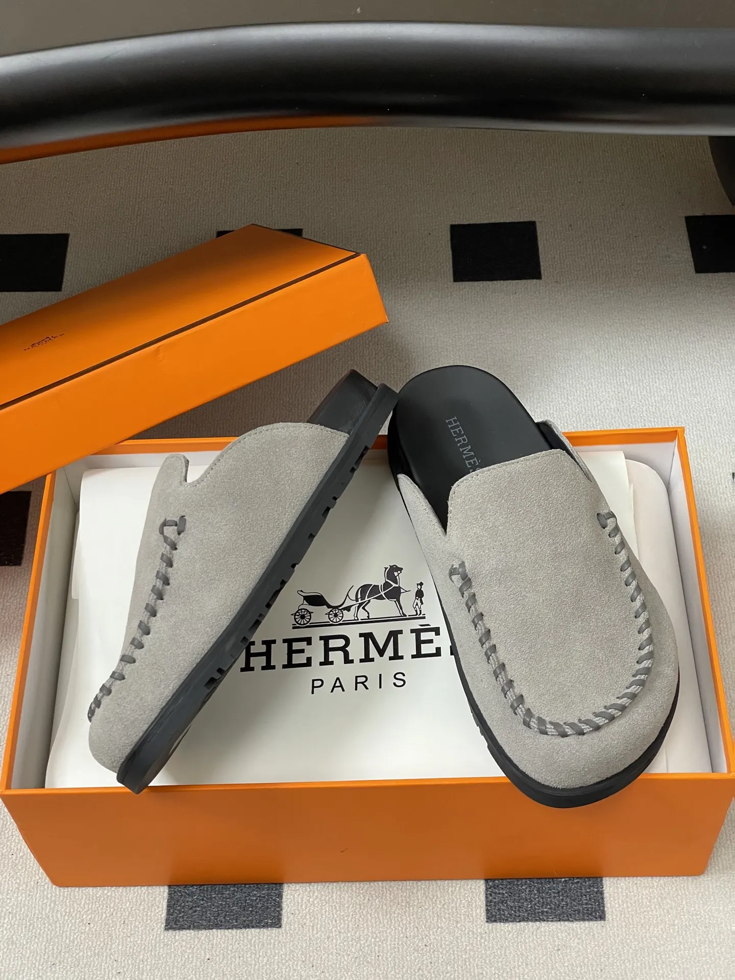 p240-男码➕10 Hermes 爱马仕🐎 H家 Johan穆勒鞋系列勃肯鞋经典款二舅拖鞋包头半拖鞋情侣款休闲懒人穆勒鞋勃肯厚底凉拖鞋 这双鞋子融合了奢华、休闲与时尚等多种风格元素。爱马仕的品牌加持赋予了它高端奢华的气质,而穆勒鞋型和羊皮内衬又让它兼具休闲舒适的特质,金属扣装饰细节则为其增添了时尚感,使其在众多鞋款中脱颖而出。 鞋面:高丝光牛猄皮 内里垫脚:羊皮 鞋底:原版开模TPU防滑大底 码数:女35-39(40.41定做不退换) 男39-44(38.45.46定做不退换)