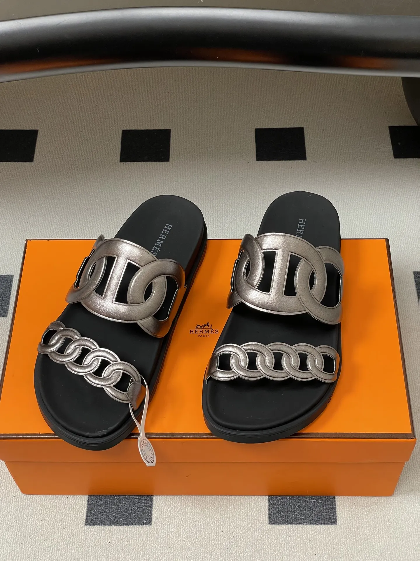 p240-男码➕10 Hermes 爱马仕🐎 H家 Extra猪鼻子凉拖鞋经典款二舅拖鞋H型魔术贴平底二舅凉拖鞋厚底休闲懒人鞋情侣款🆕新配色 麂皮山羊皮机能风凉鞋,搭配人体工学橡胶鞋底,袢带灵感源自经典Chaine d'Ancre图案。适合夏日穿着,打造时尚造型。 鞋面:牛皮/细腻羊猄皮 鞋底:原版开模TPU防滑大底 码数:女35-39(40.41定做不退换) 男39-44(38.45.46定做不退换)