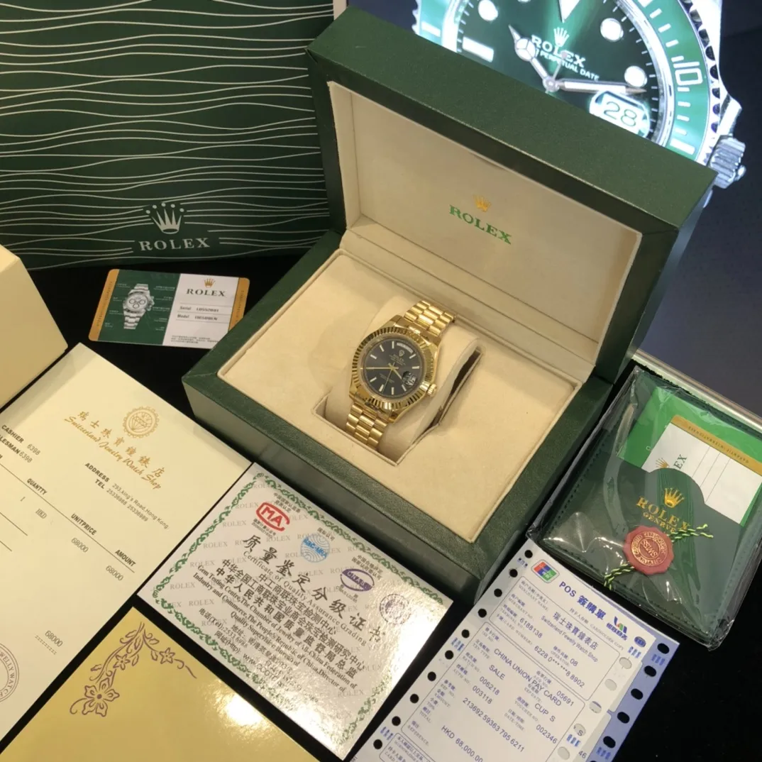 320💰 劳力士Rolex 日志系列双历腕表 劳力士Rolex 日志系列双历腕表 采用全自动机械机芯 【表壳直径41mm 厚10mm与原装同步】有人钟情其精确，有人欣赏其典雅，有人喜爱其坚固，至尊名表劳力士（Rolex），品质精良，工艺精湛，糅合尊贵、典雅和独特气质于一身，位列世界手表业之翘楚，被称为&ldquo;精确&rdquo;的代名词！专注品质，不忘初衷！ 实物无P图拍摄效果！演绎出奢华与精致的品牌精神，欢迎转载。