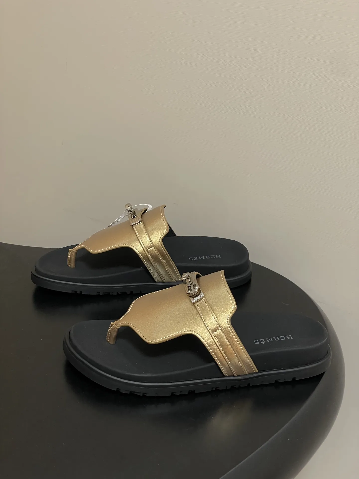 p250-男码➕10 Hermes 爱马仕🐎 H家 Empire凉拖鞋 Kelly扣经典款二舅拖鞋夹脚人字拖平底二舅凉拖鞋情侣款休闲懒人鞋🆕新配色 麂皮牛皮机能凉鞋，搭配人体工学鞋底和经典Kelly鞋扣。 设计简约流畅，打造舒适休闲造型。 鞋面：牛皮/细腻羊猄皮 鞋底：原版开模TPU防滑大底 码数：女35-39（40.41定做不退换） 男39-44（38.45.46定做不退换）