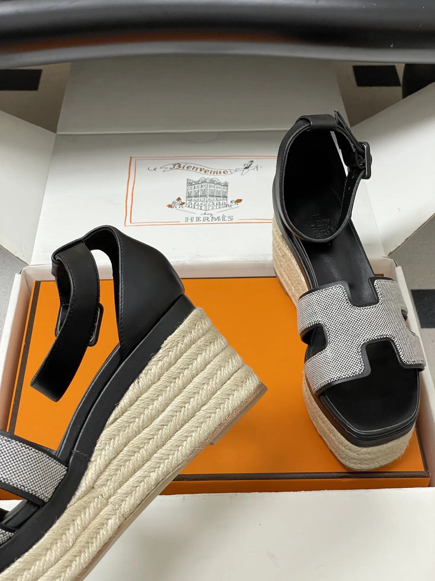 p390-顶级品质(配高档飞机盒✈️) Hermes 爱马仕🐎 H家 Elda草编鞋系列经典H型鞋面坡跟凉鞋露趾后绑带高跟麻绳凉鞋 小牛皮草编鞋,