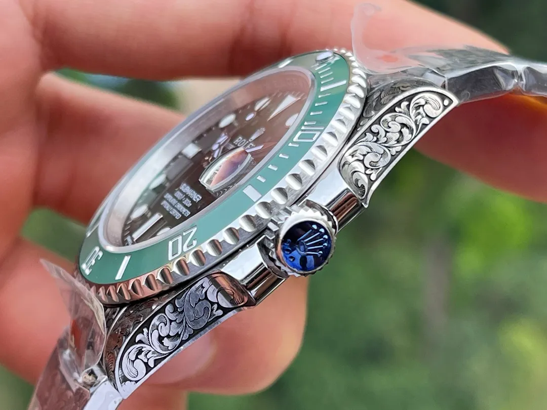 玩到极致是一种什么样的体验？劳力士经典水鬼与手工雕金工艺相结合，多少玩家梦寐以求的手表纹身，今天！它来了。整表采用904L精钢材质，搭载V13 3135机芯，持续动能72小时。蓝宝石镜面加（翠绿 亮黑）陶瓷圈点缀白金刻度。所有配件可原厂互换。整表手工雕刻唐草为主的精美图案，精致立体，鬼斧神工。产量极少