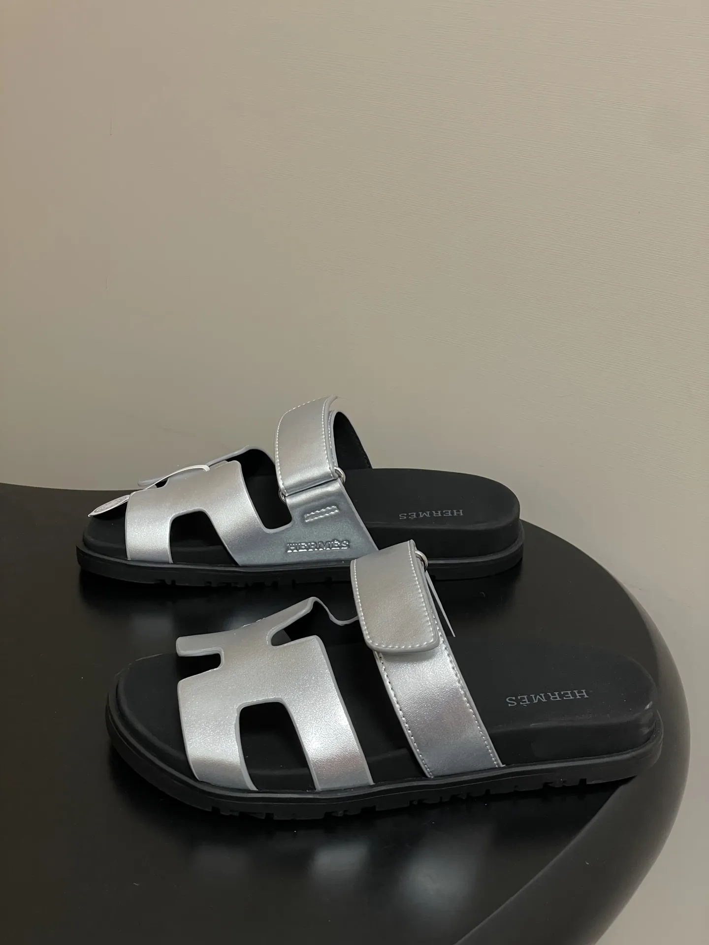 p240-男码➕10 Hermes 爱马仕🐎 H家 Cheryp 经典款二舅拖鞋H型魔术贴平底二舅凉拖鞋情侣款休闲懒人鞋🆕新配色 各色真皮裁切几何H型,设计鞋面,散发优雅魅力。真皮机能凉鞋,搭配人体工学橡胶鞋底和可调节袢带。设计简约流畅,打造舒适休闲造型。 鞋面:牛皮/细腻羊猄皮 鞋底:原版开模TPU防滑大底 码数:女35-39(40.41定做不退换) 男39-44(38.45定做不退换)