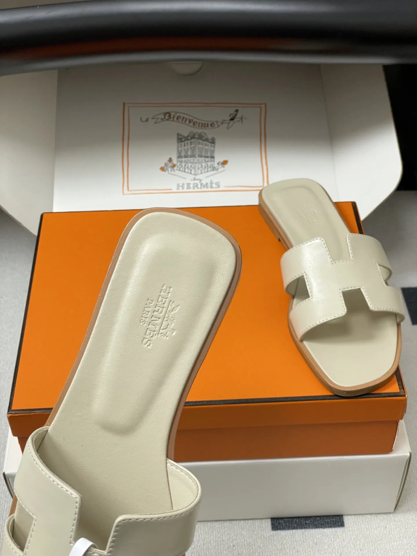 p280-顶级品质(配高档飞机盒✈️/丝巾) Hermes 爱马仕🐎 H家Oran万年经典款‘H’拖鞋 经典百搭的H拖鞋 🆕最新配色 经典“H”型鞋面。打造时尚造型,可谓夏日良伴。时尚又百搭 超级舒服 每个细节都做到极致。设计简约流畅,打造时尚柔美的晚装造型。 鞋面:定制小牛皮 内里垫脚:小羊皮 鞋底:意大利A级双层真皮大底 码数:35-39(34.40.41.42.43定做不退换)